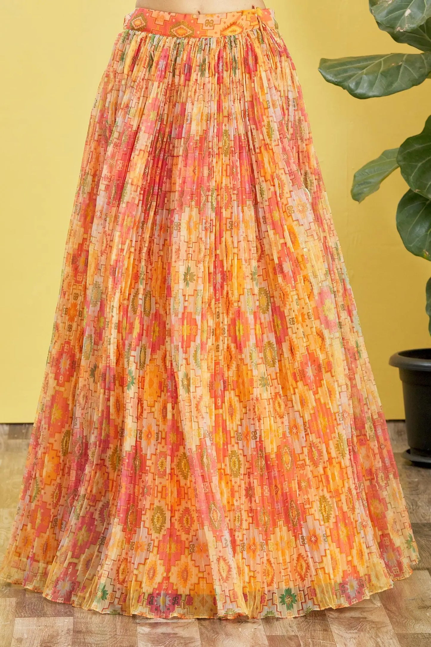 Lehenga jaune avec imprimé numérique et broderie à sequins, orné de véritables miroirs COLLECTION RHEA