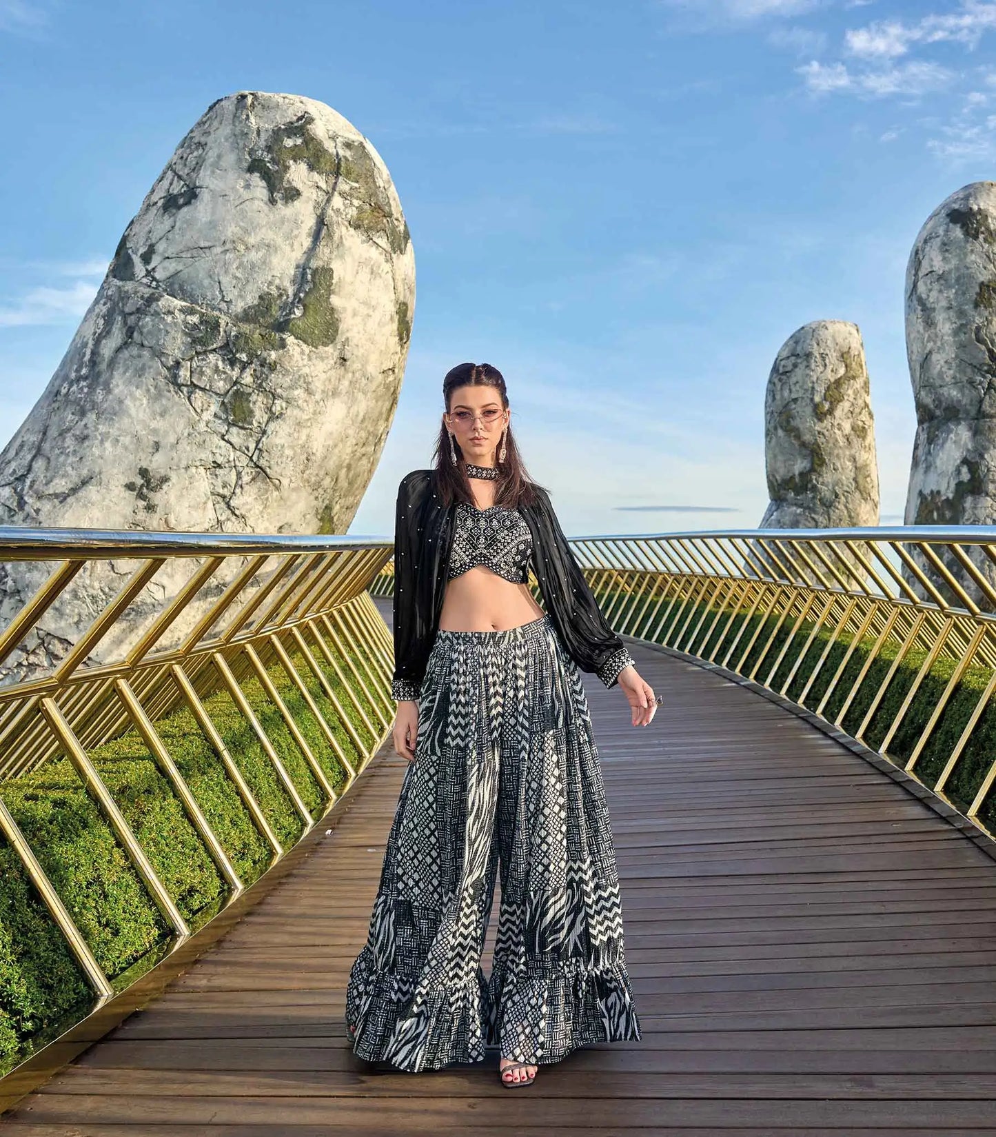 Schwarz-weißes indo-westliches Designer-Palazzo-Set mit elegantem Digitaldruck und handgefertigter Arbeit