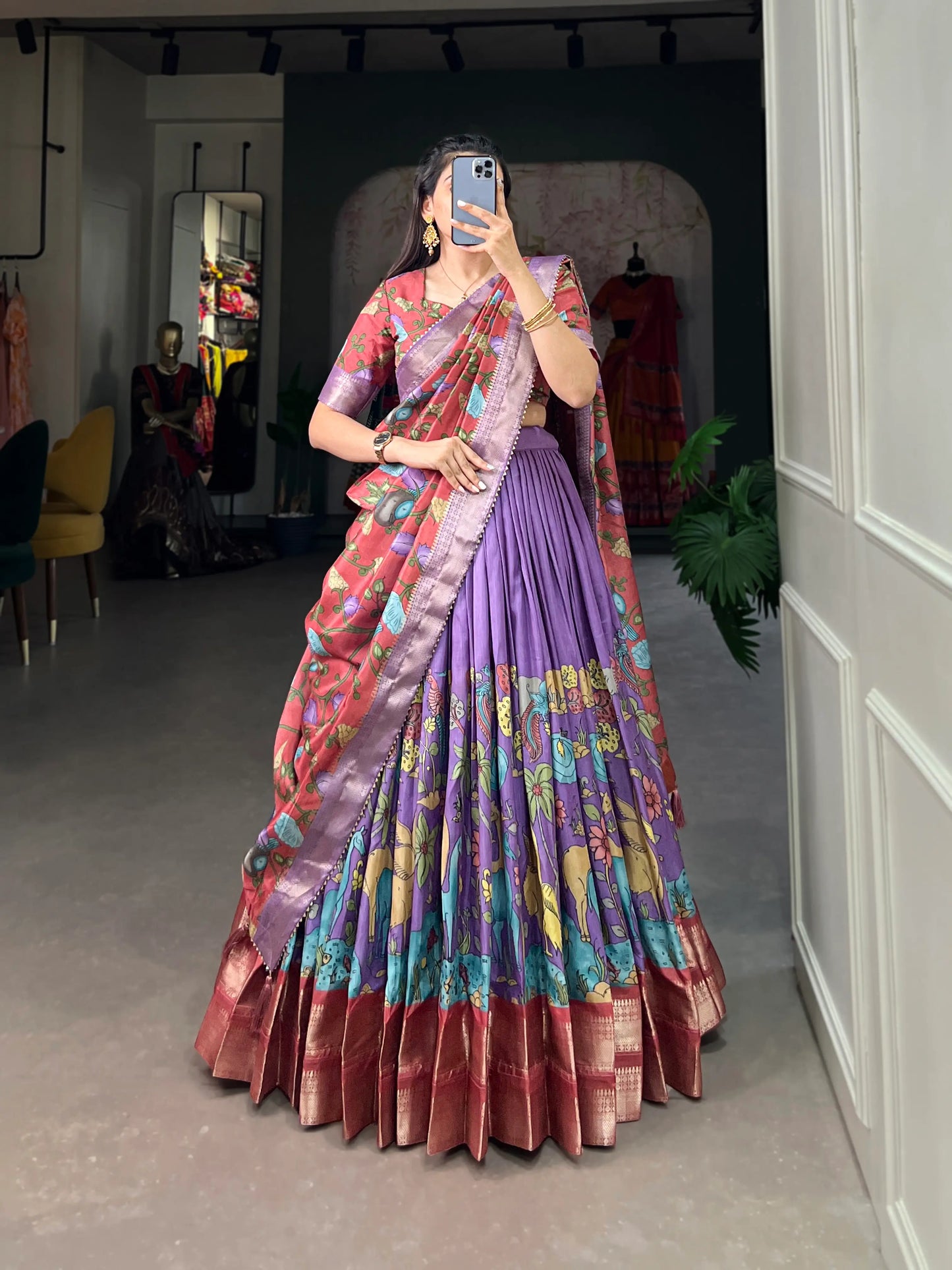 Lavendelfarbener Dola-Seiden-Lehenga-Choli mit Kalamkari-Druck und Zari-Webarbeit