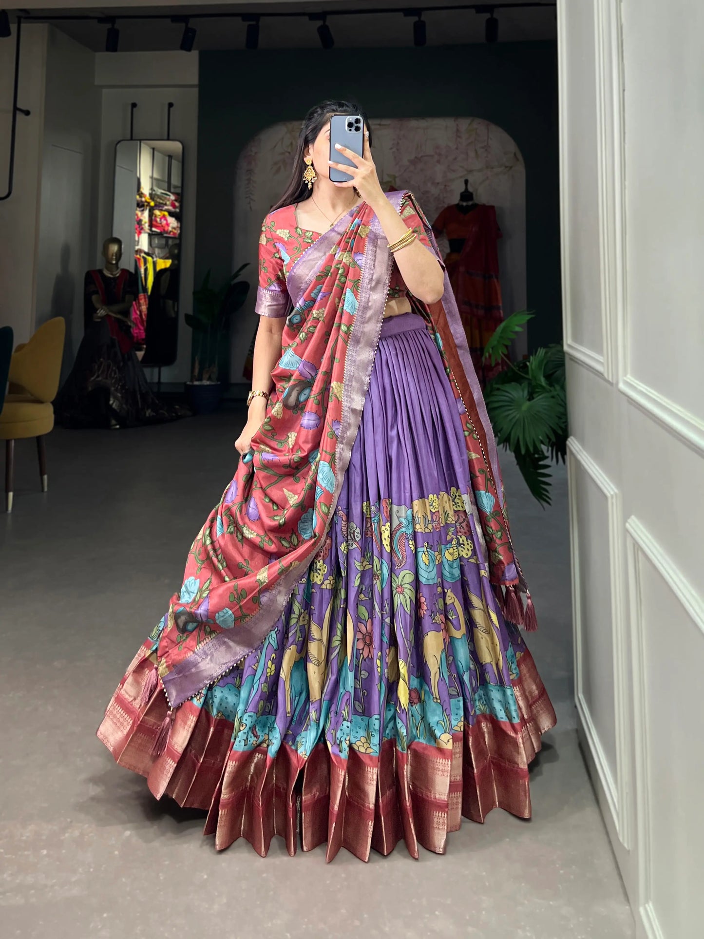 Lavendelfarbener Dola-Seiden-Lehenga-Choli mit Kalamkari-Druck und Zari-Webarbeit