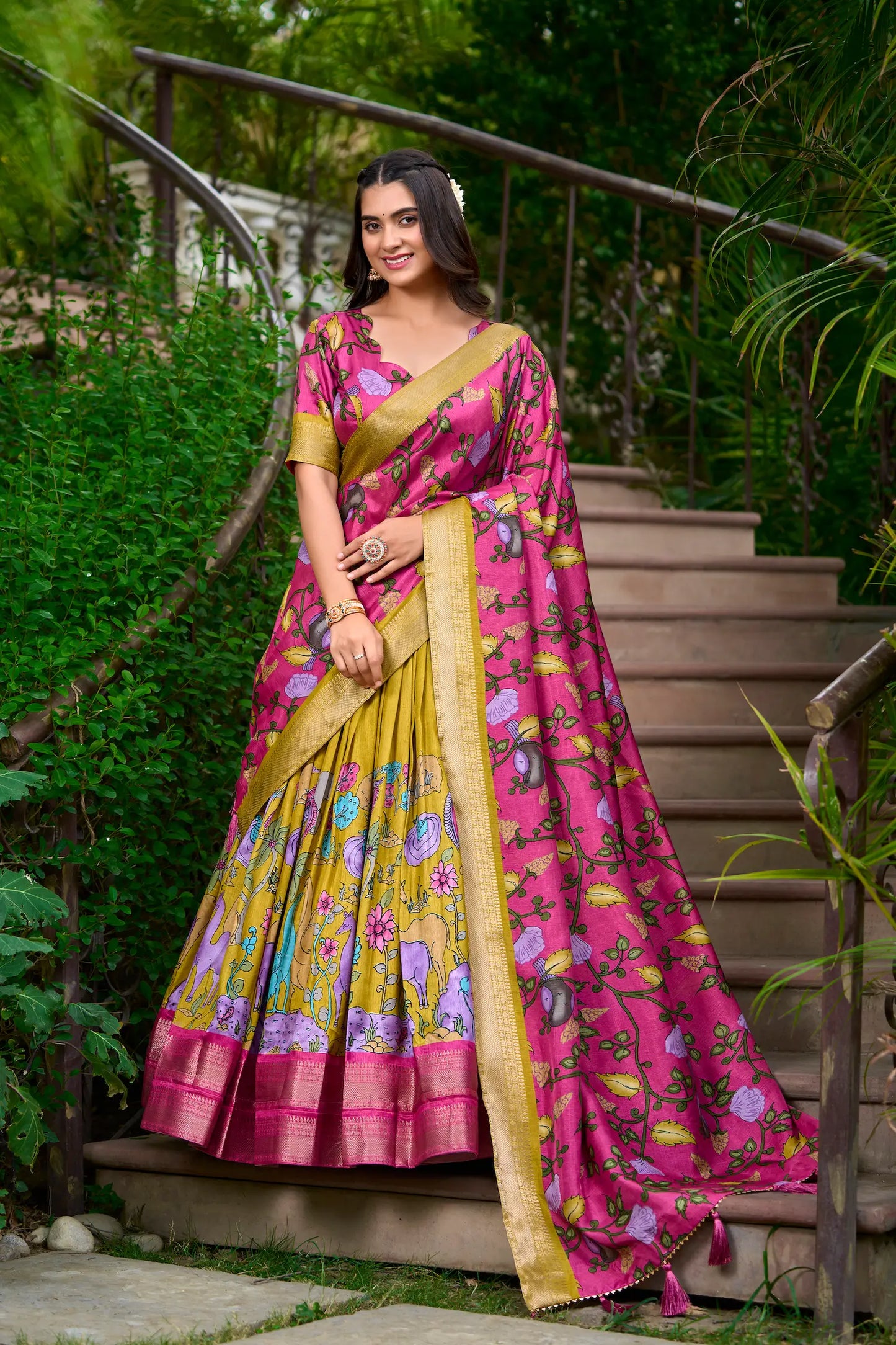 Senfgelber Dola-Seiden-Lehenga-Choli mit Kalamkari-Druck und Zari-Webarbeit