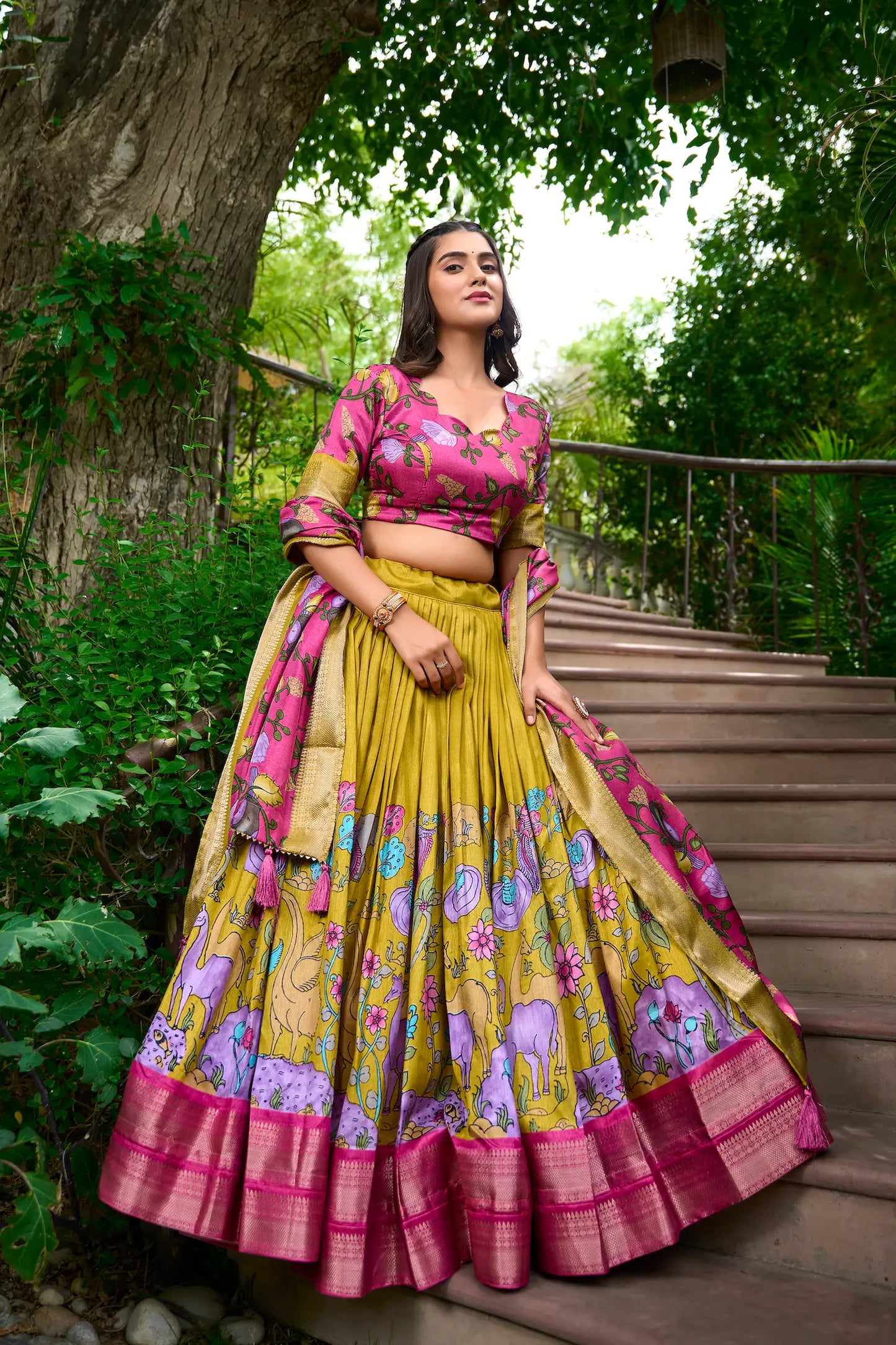 Senfgelber Dola-Seiden-Lehenga-Choli mit Kalamkari-Druck und Zari-Webarbeit