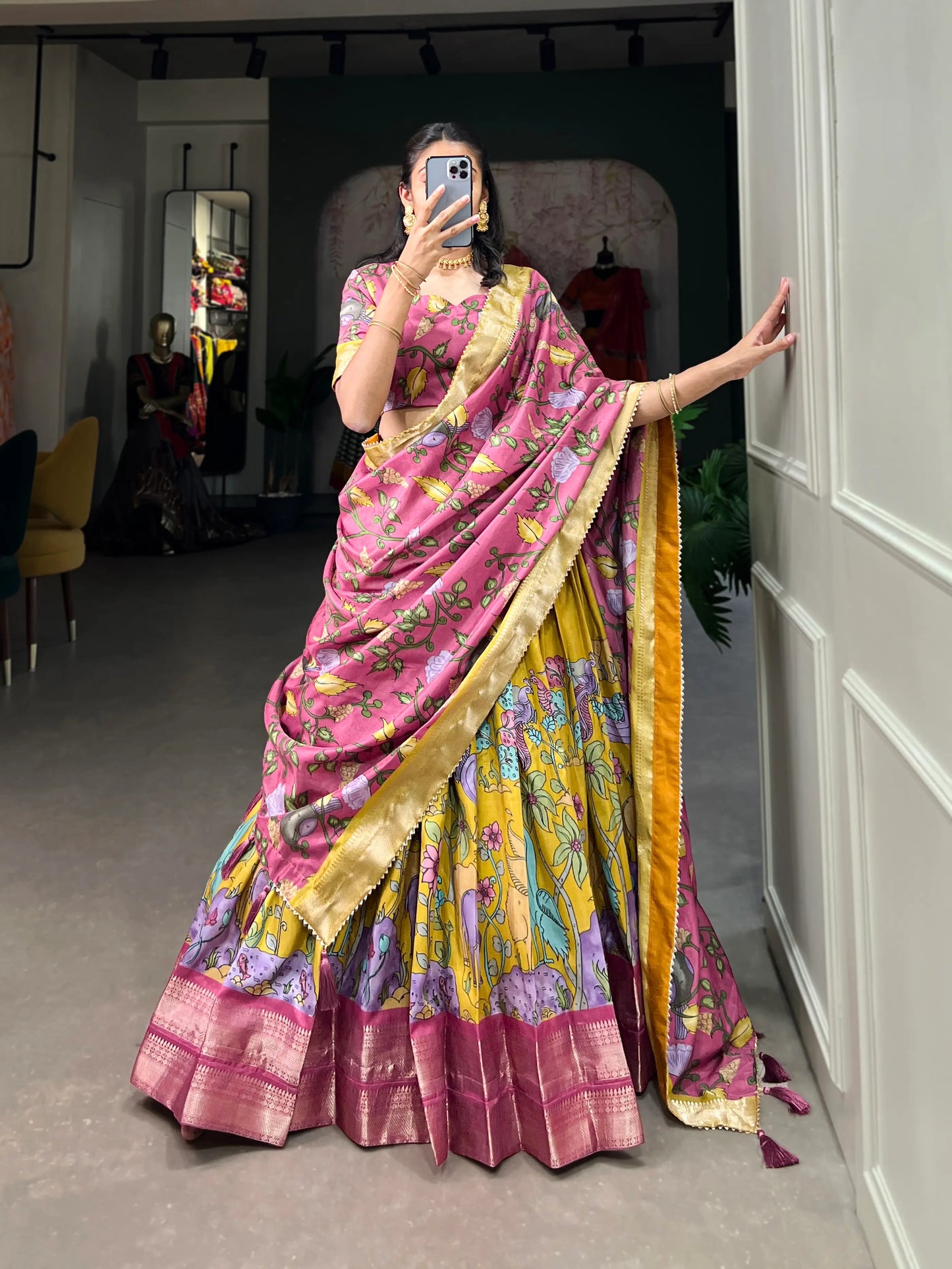 Senfgelber Dola-Seiden-Lehenga-Choli mit Kalamkari-Druck und Zari-Webarbeit