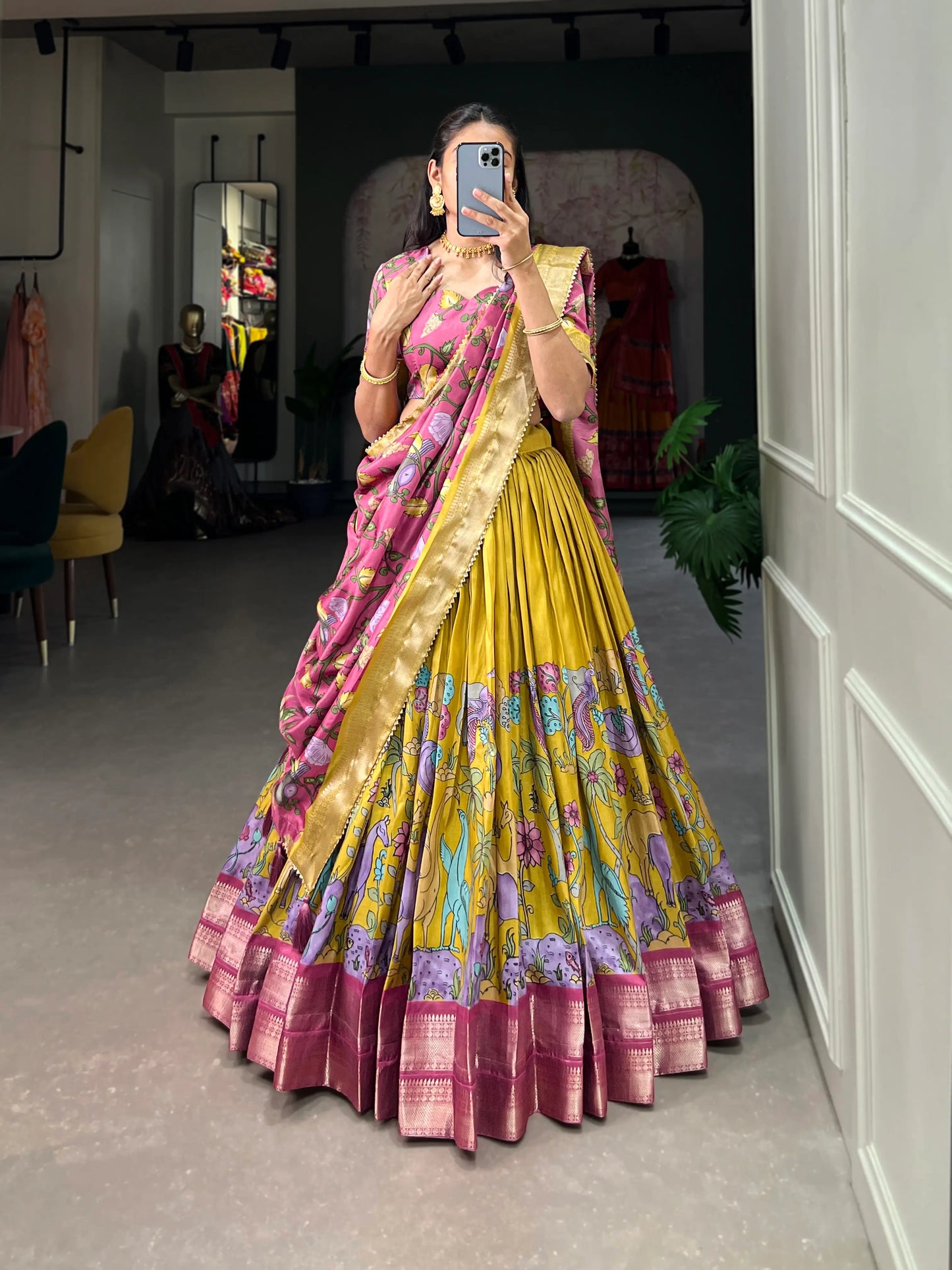 Senfgelber Dola-Seiden-Lehenga-Choli mit Kalamkari-Druck und Zari-Webarbeit