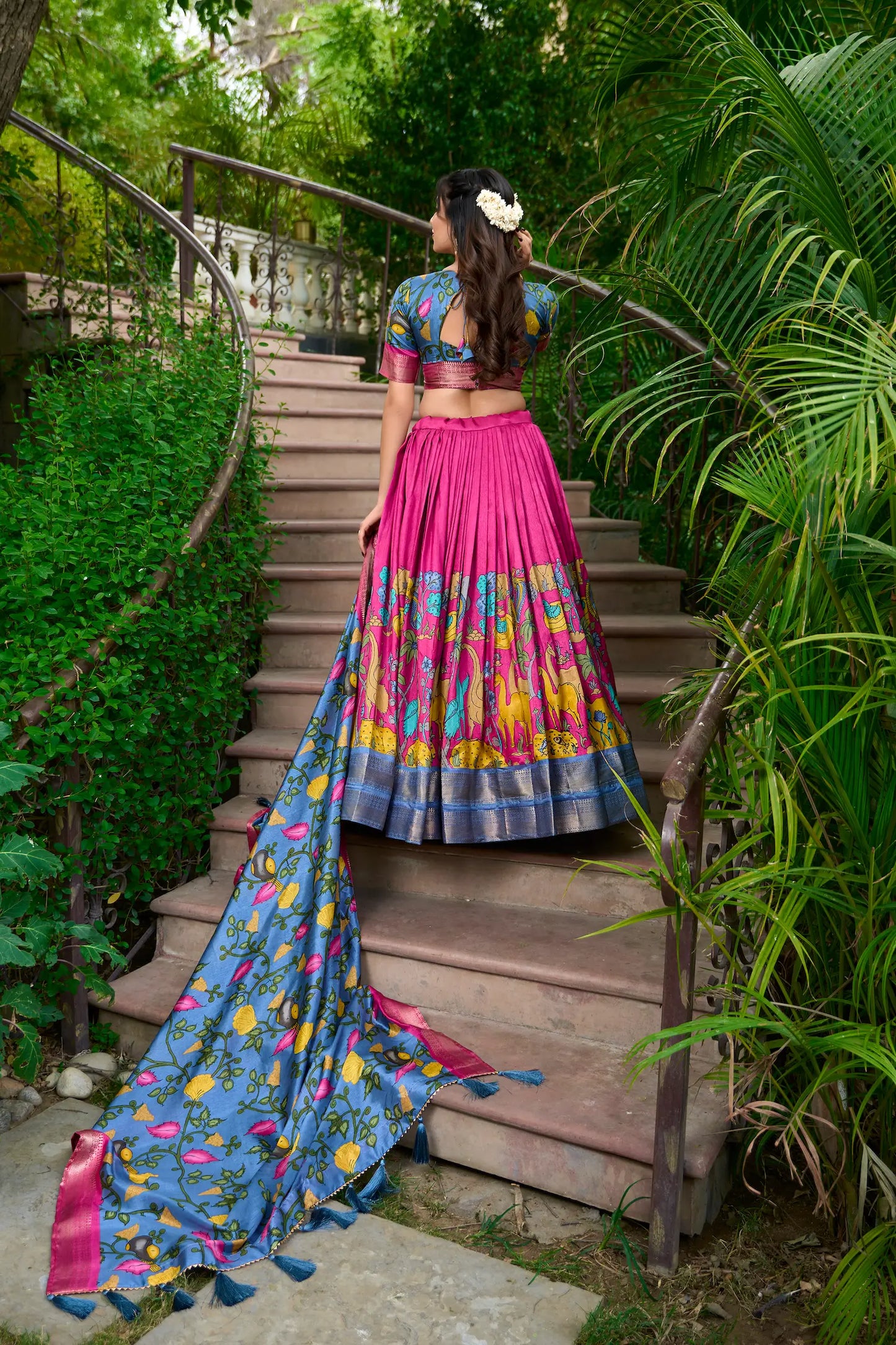 Rosa Dola-Seiden-Lehenga-Choli mit Kalamkari-Druck und Zari-Webarbeit