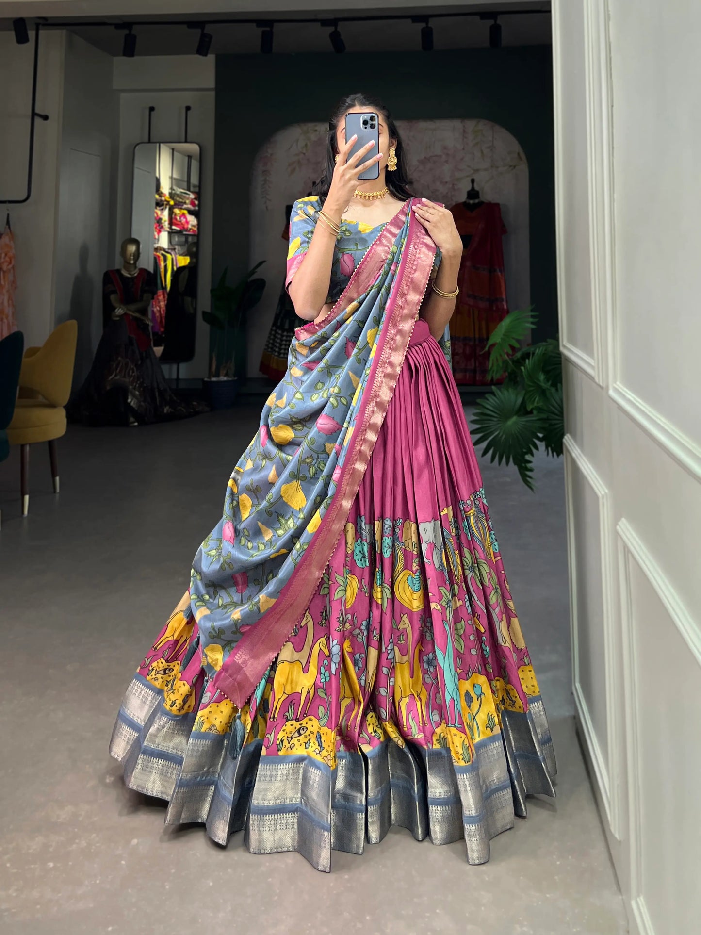 Rosa Dola-Seiden-Lehenga-Choli mit Kalamkari-Druck und Zari-Webarbeit