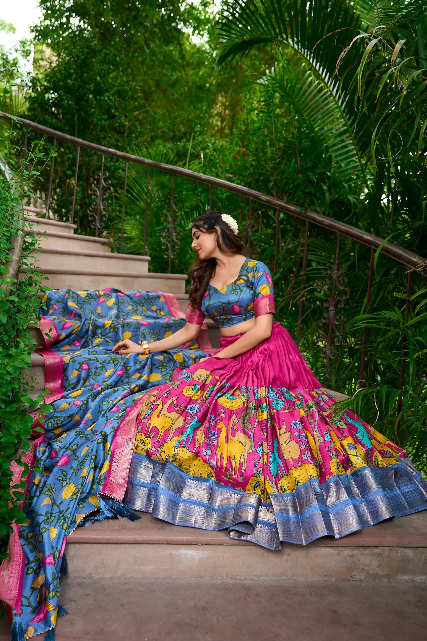 Rosa Dola-Seiden-Lehenga-Choli mit Kalamkari-Druck und Zari-Webarbeit