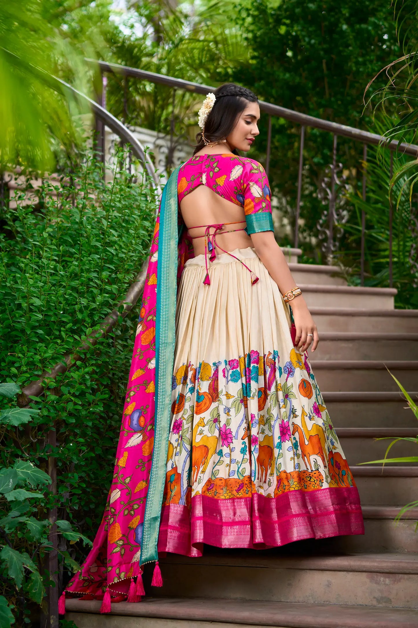 Weißes Dola-Seiden-Lehenga-Choli mit Kalamkari-Druck und Zari-Webarbeit
