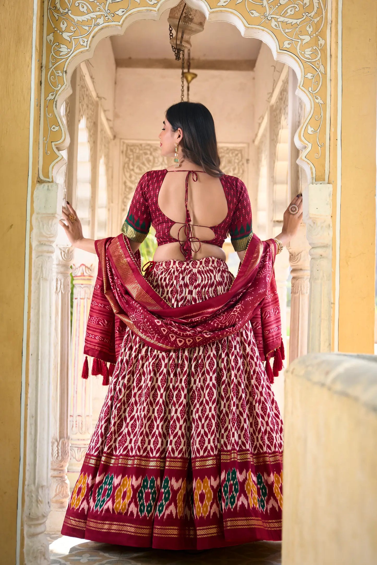 Lehenga Choli en soie Tussar bordeaux avec imprimé Ikkat et travail au foil