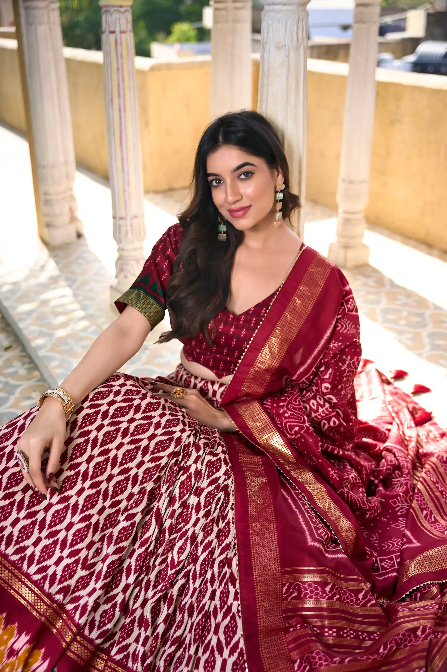 Lehenga Choli en soie Tussar bordeaux avec imprimé Ikkat et travail au foil