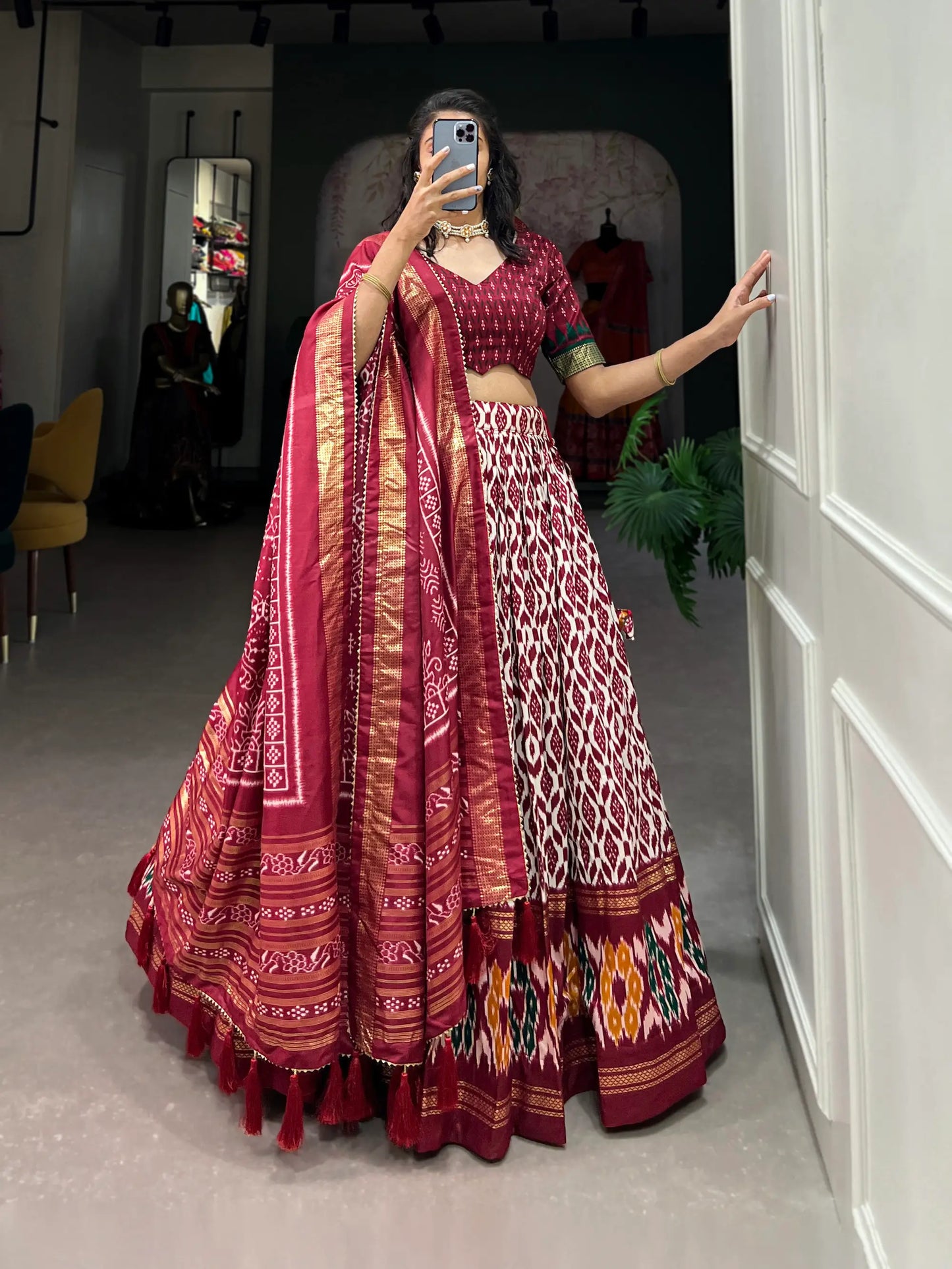 Lehenga Choli en soie Tussar bordeaux avec imprimé Ikkat et travail au foil