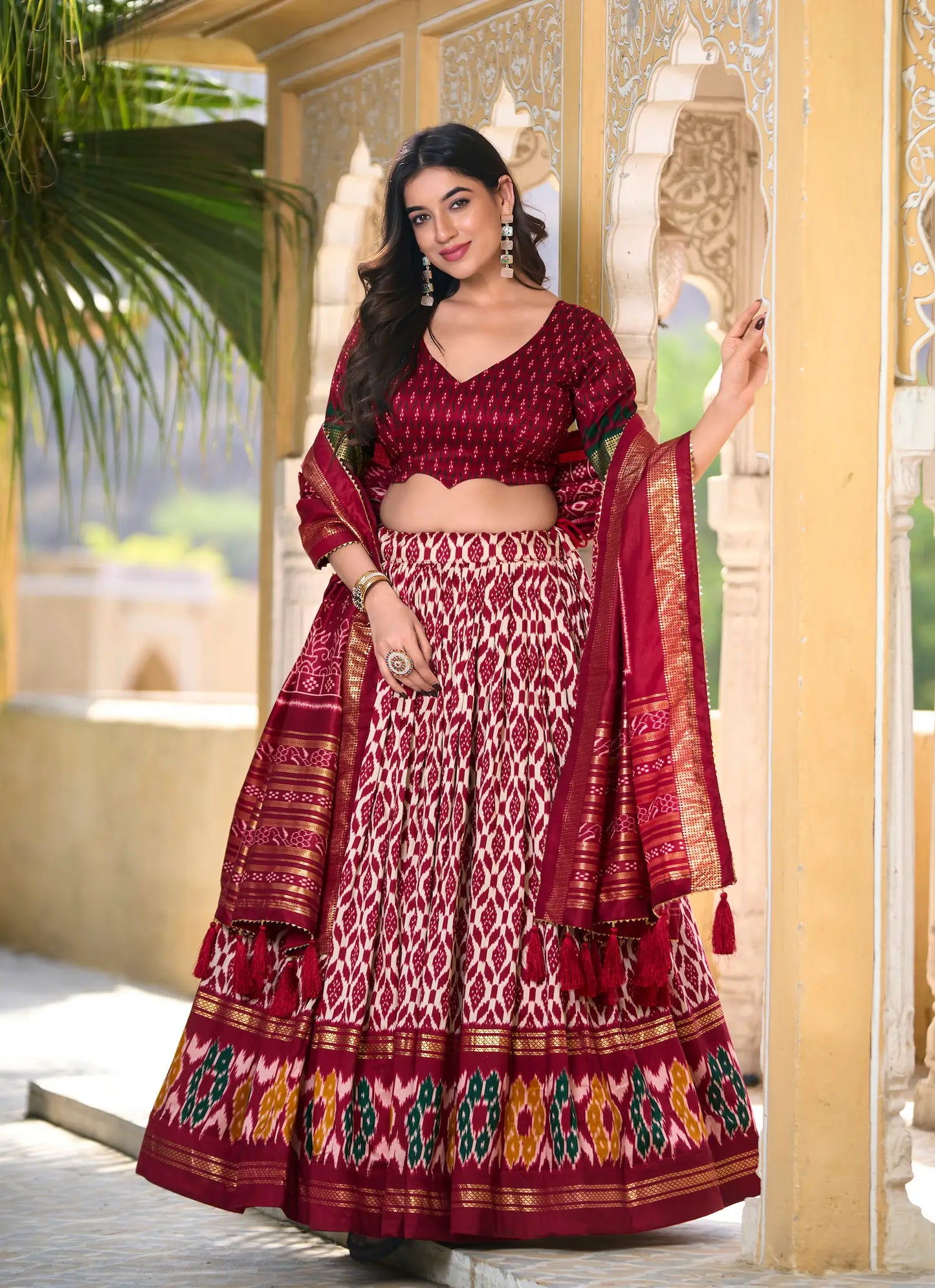 Lehenga Choli en soie Tussar bordeaux avec imprimé Ikkat et travail au foil