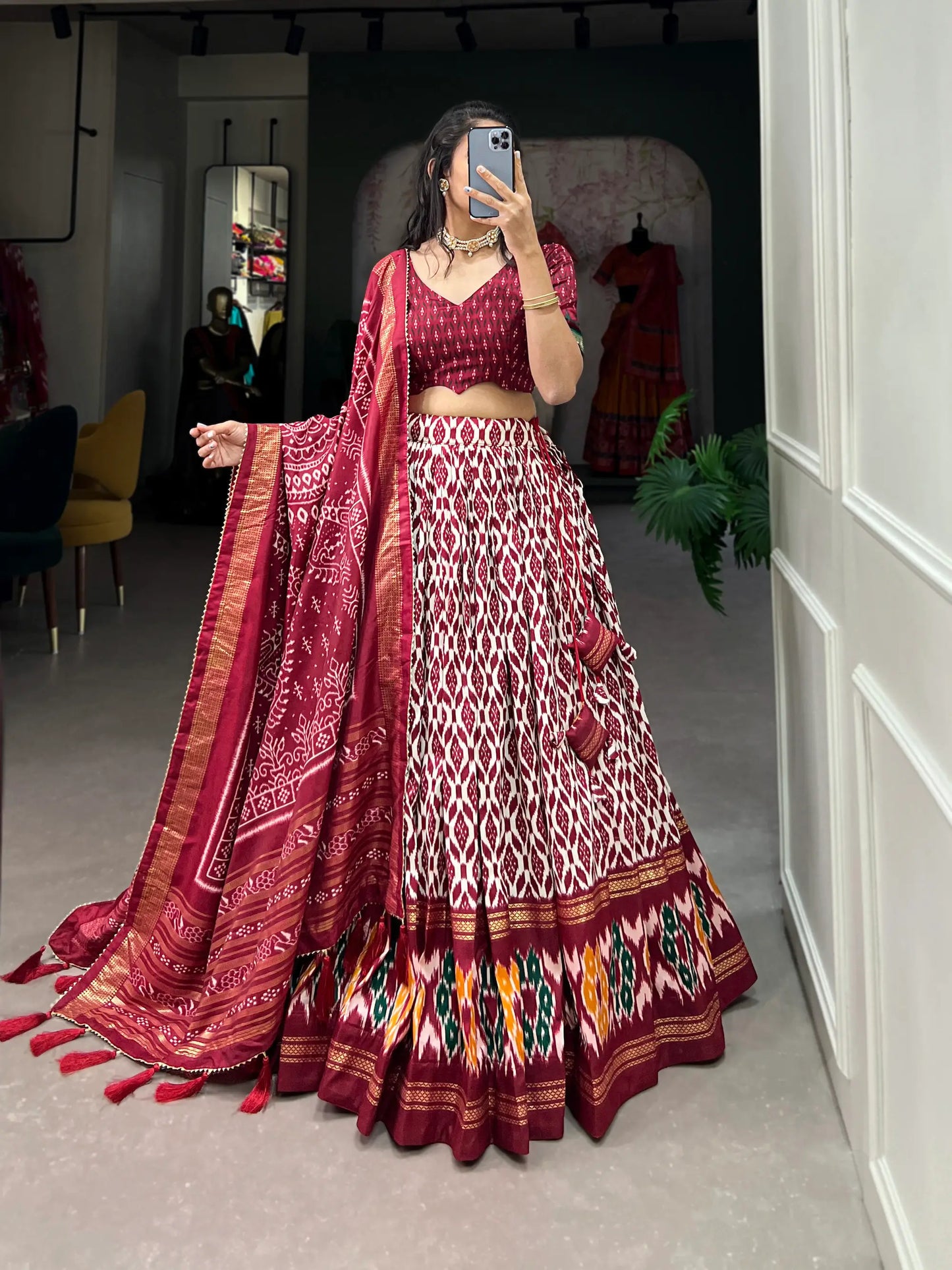 Lehenga Choli en soie Tussar bordeaux avec imprimé Ikkat et travail au foil