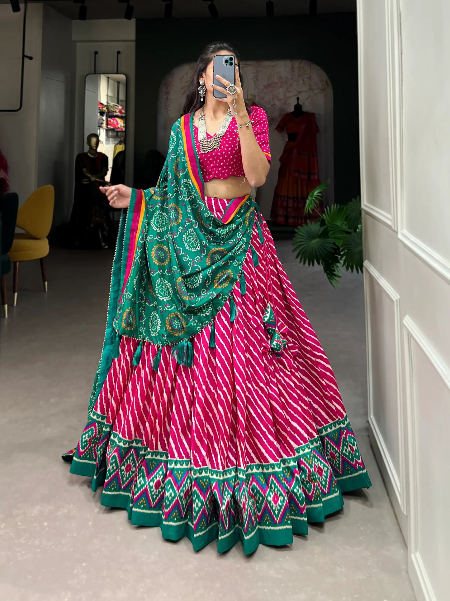 Lehenga Choli Rose et vert canard en Soie Tussar à Imprimé Leheriya