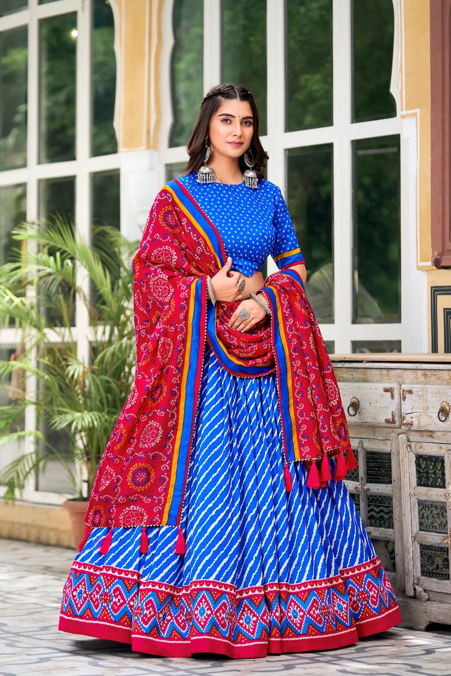 Lehenga Choli en soie Tussar bleu royal et rouge avec imprimé Leheriya