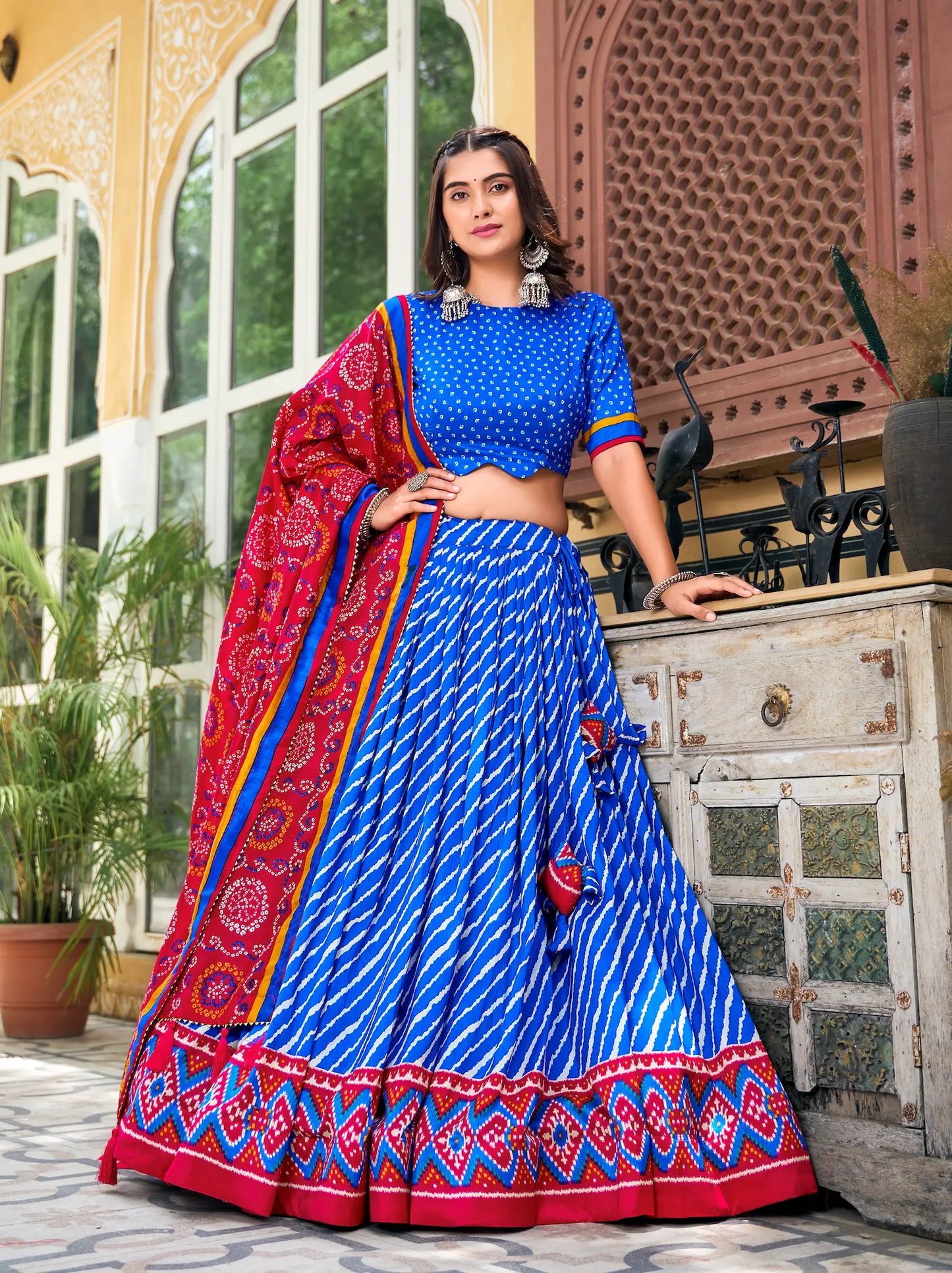 Lehenga Choli en soie Tussar bleu royal et rouge avec imprimé Leheriya