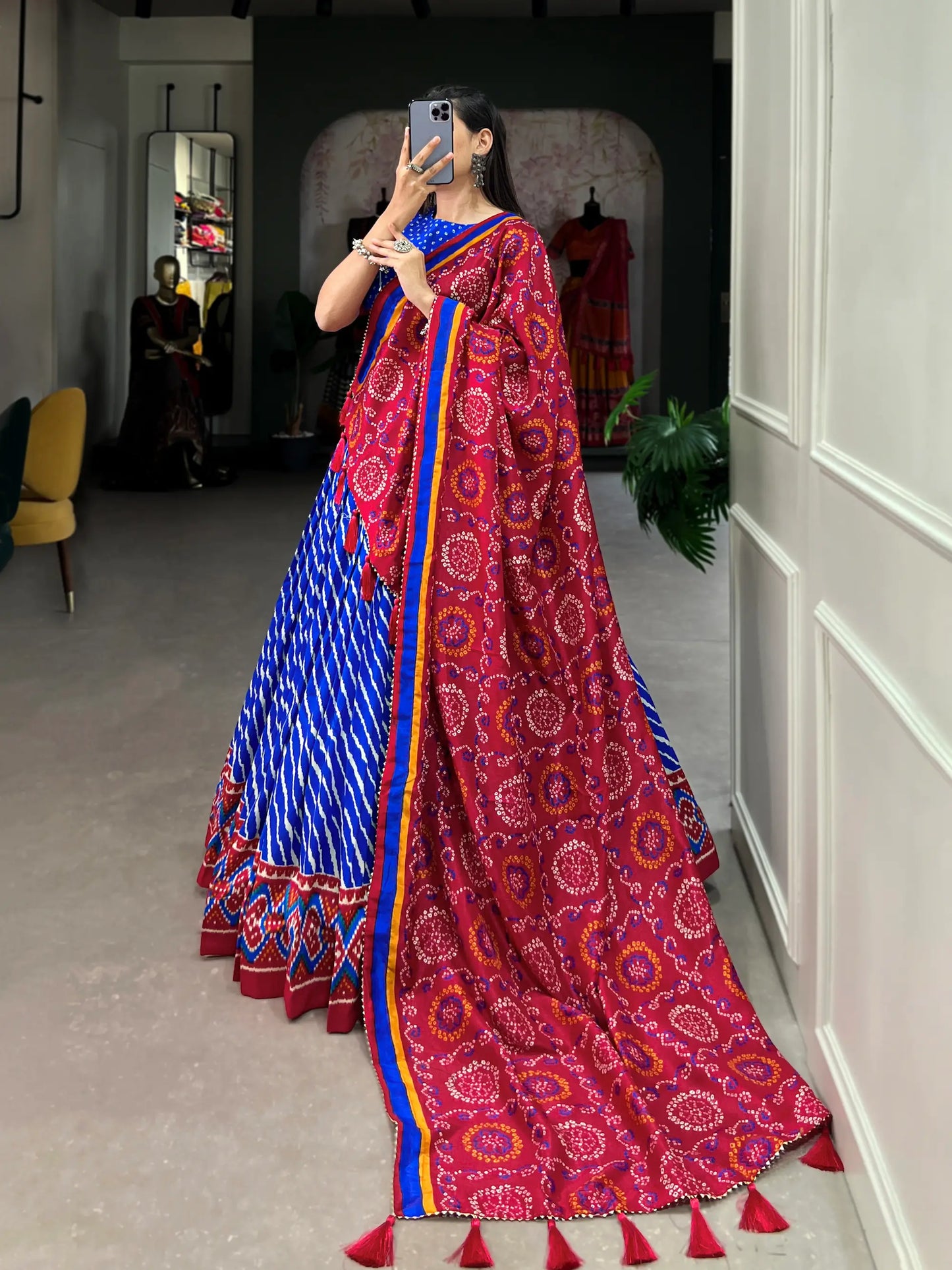 Lehenga Choli en soie Tussar bleu royal et rouge avec imprimé Leheriya