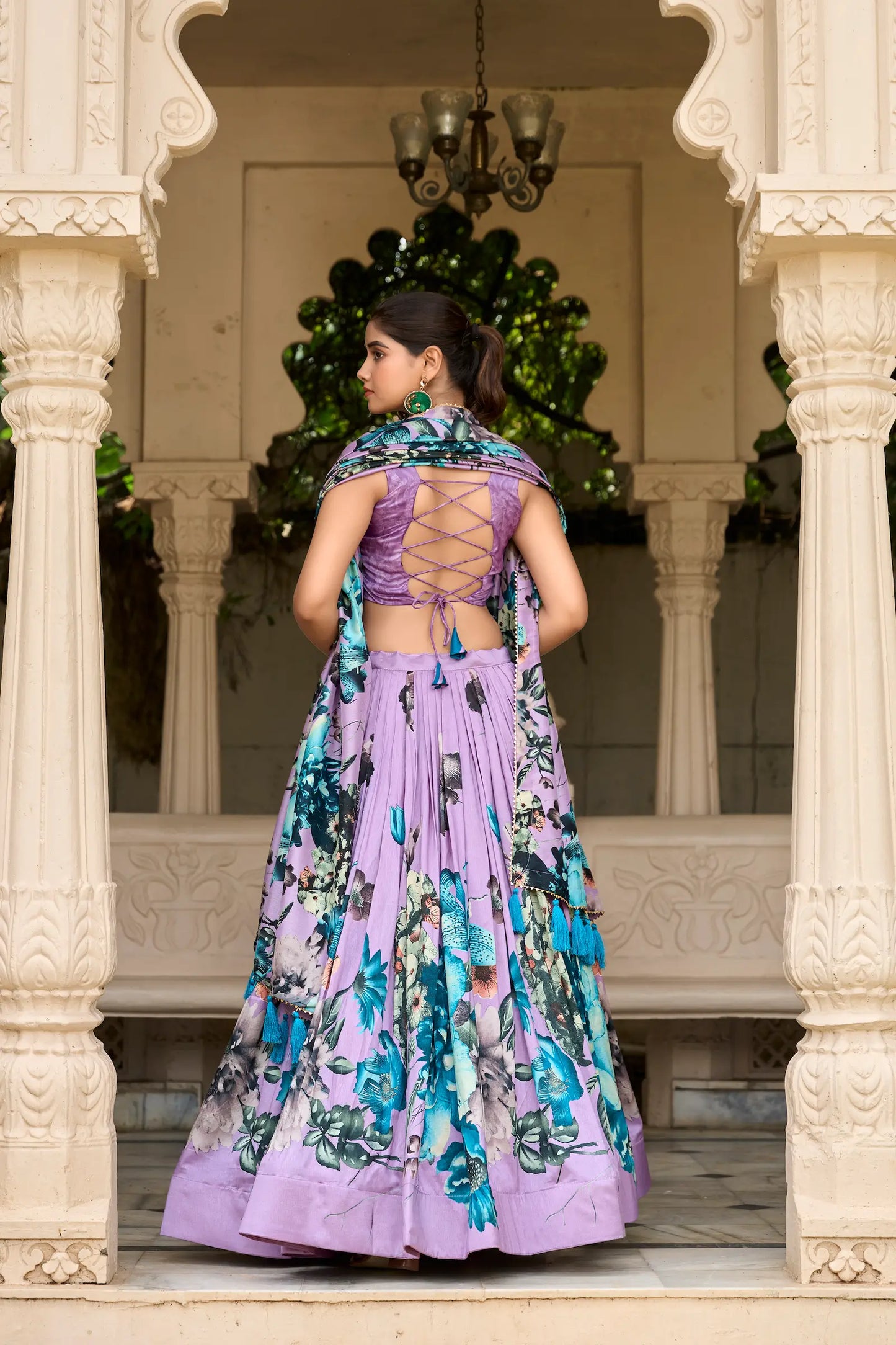 Lehenga Choli Lavande en soie Tussar Silk avec imprimé floral avec pendants traditionnels