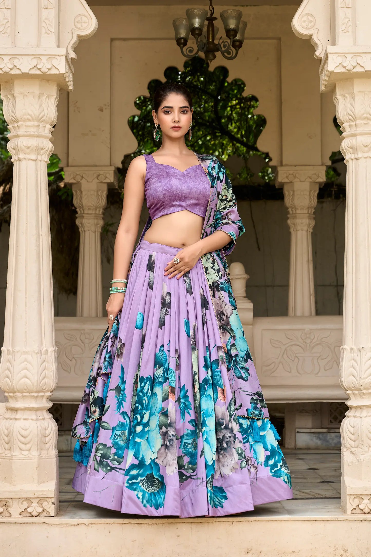 Lehenga Choli Lavande en soie Tussar Silk avec imprimé floral avec pendants traditionnels