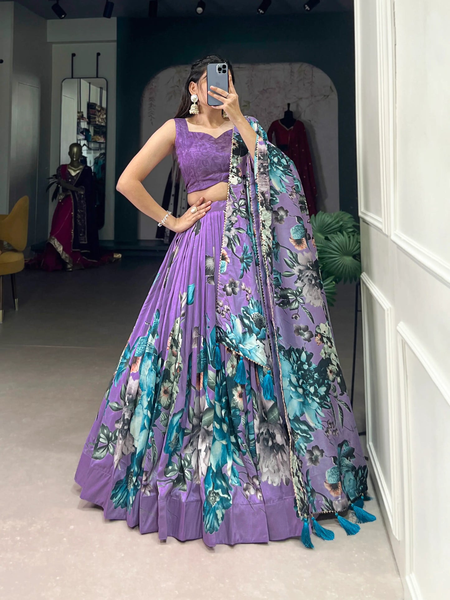 Lehenga Choli Lavande en soie Tussar Silk avec imprimé floral avec pendants traditionnels