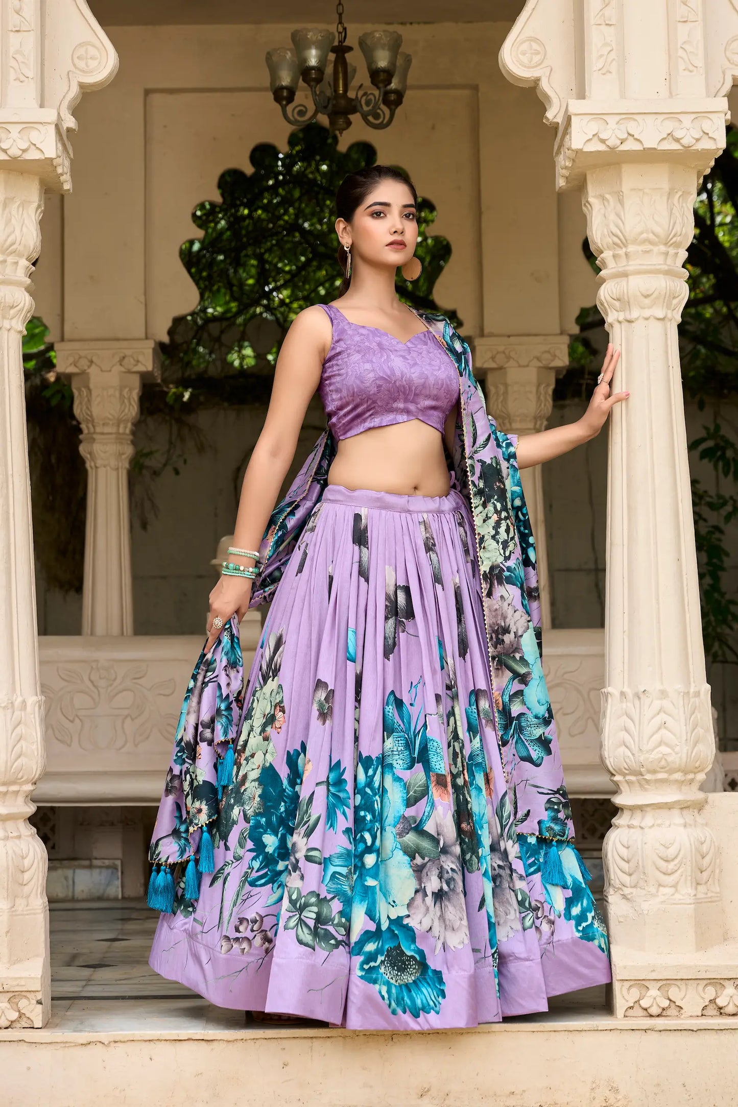 Lehenga Choli Lavande en soie Tussar Silk avec imprimé floral avec pendants traditionnels