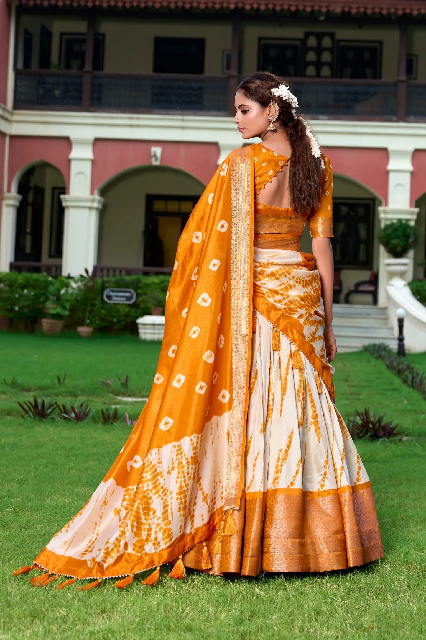 Senfgelber und beiger Dola-Seiden-Lehenga-Choli mit Shibori-Druck und Zari-Webrand