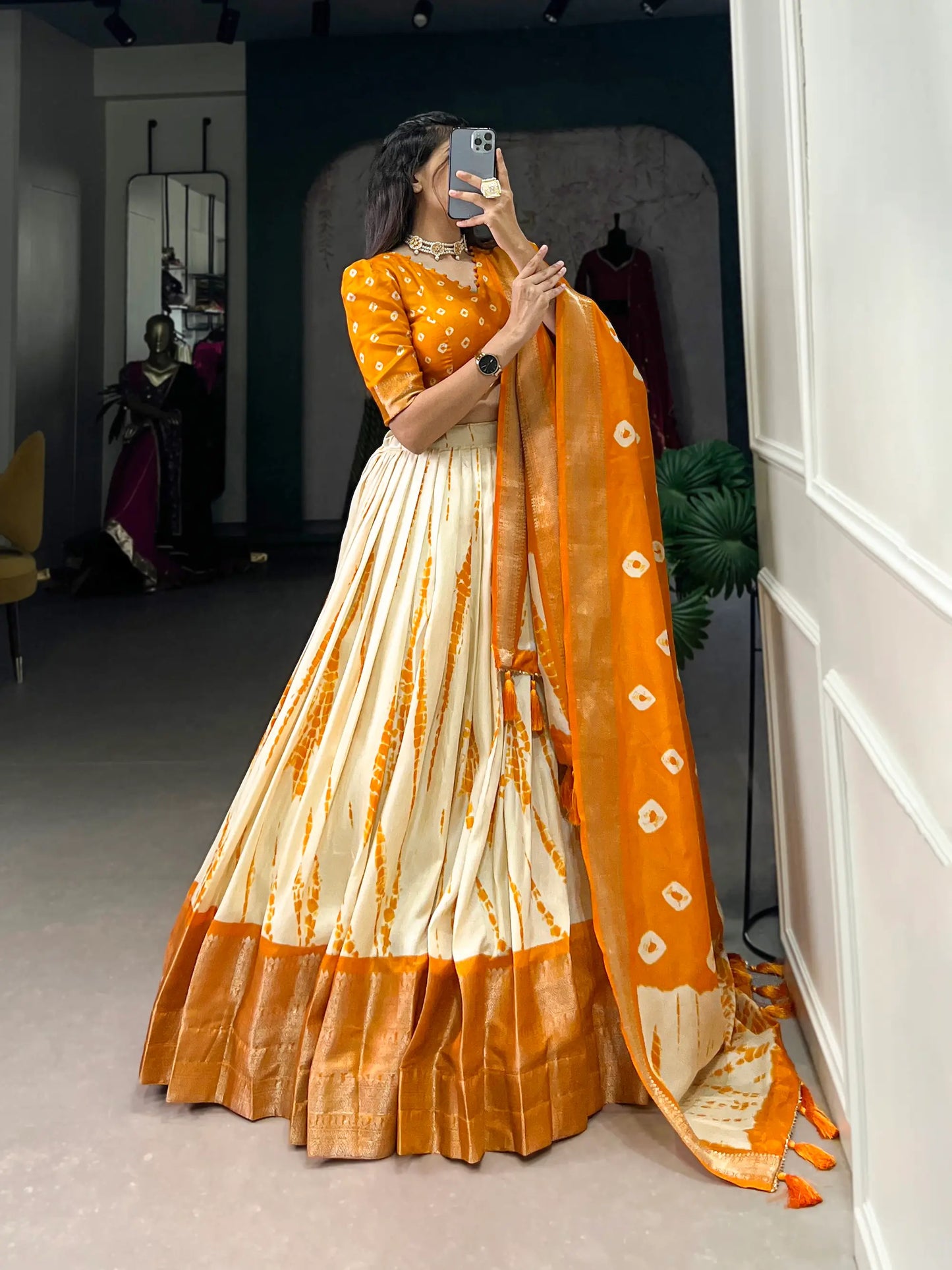 Senfgelber und beiger Dola-Seiden-Lehenga-Choli mit Shibori-Druck und Zari-Webrand