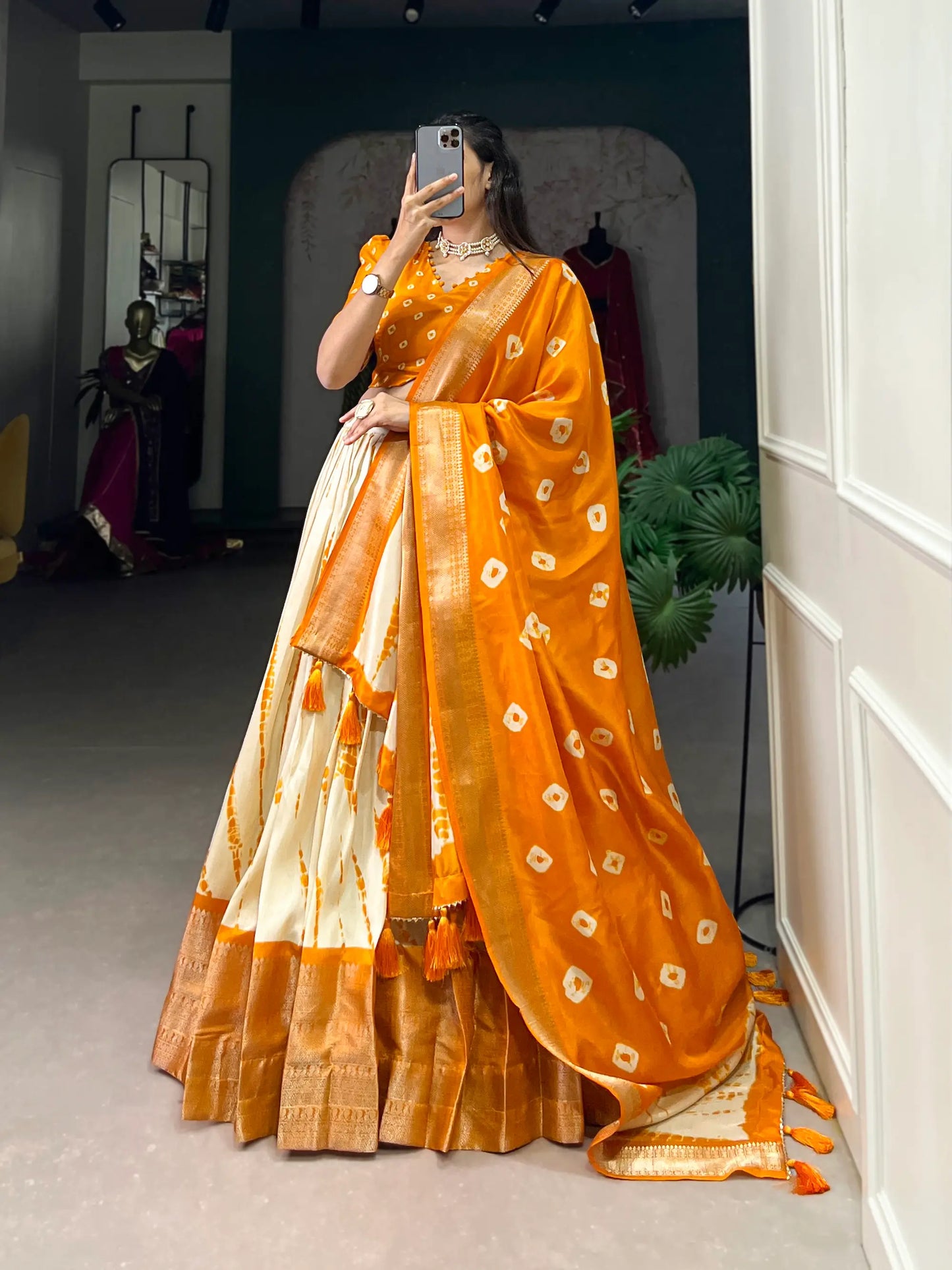 Senfgelber und beiger Dola-Seiden-Lehenga-Choli mit Shibori-Druck und Zari-Webrand