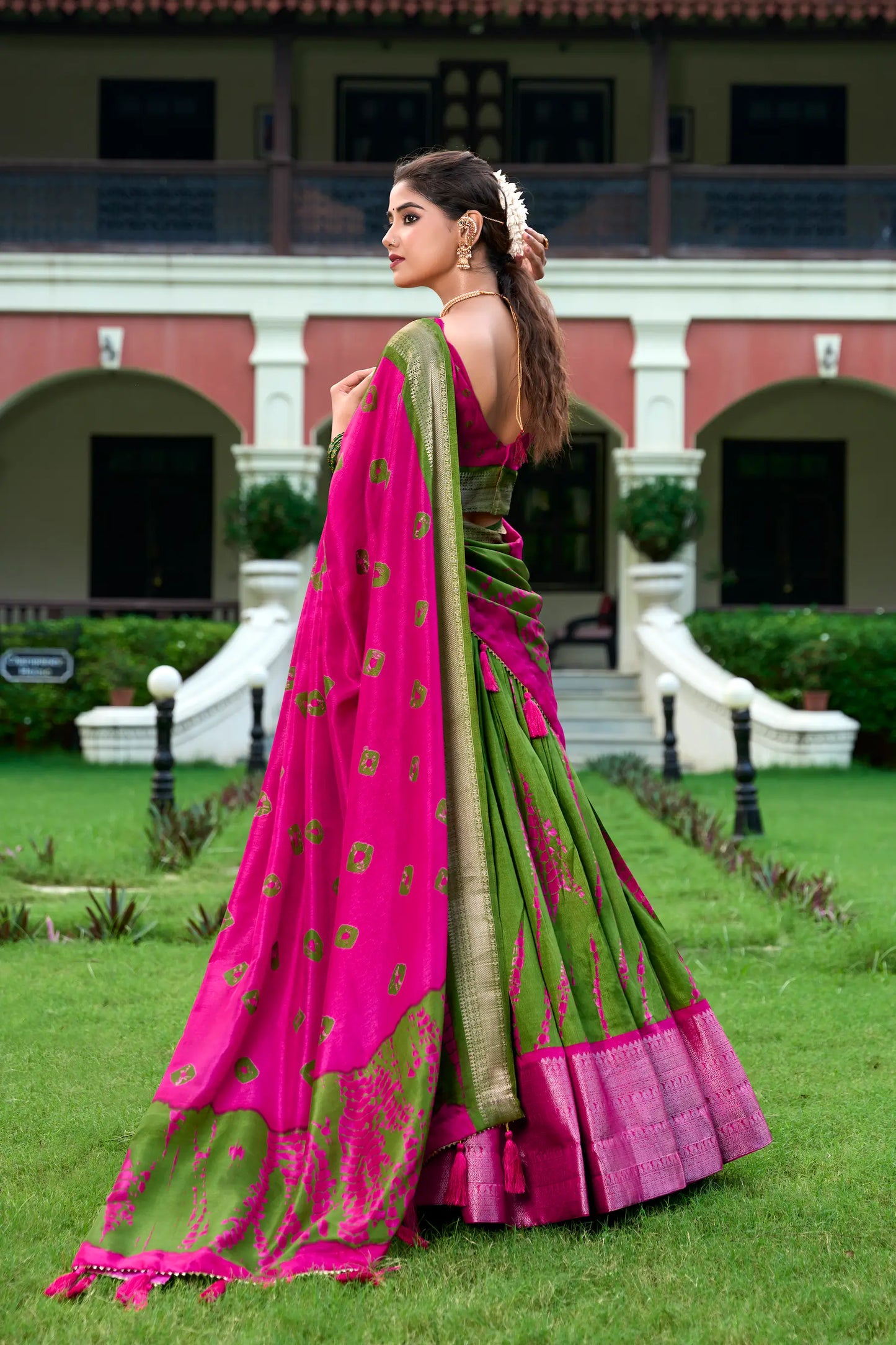 Rosa und grüner Dola-Seiden-Lehenga-Choli mit Shibori-Druck und Zari-Webrand