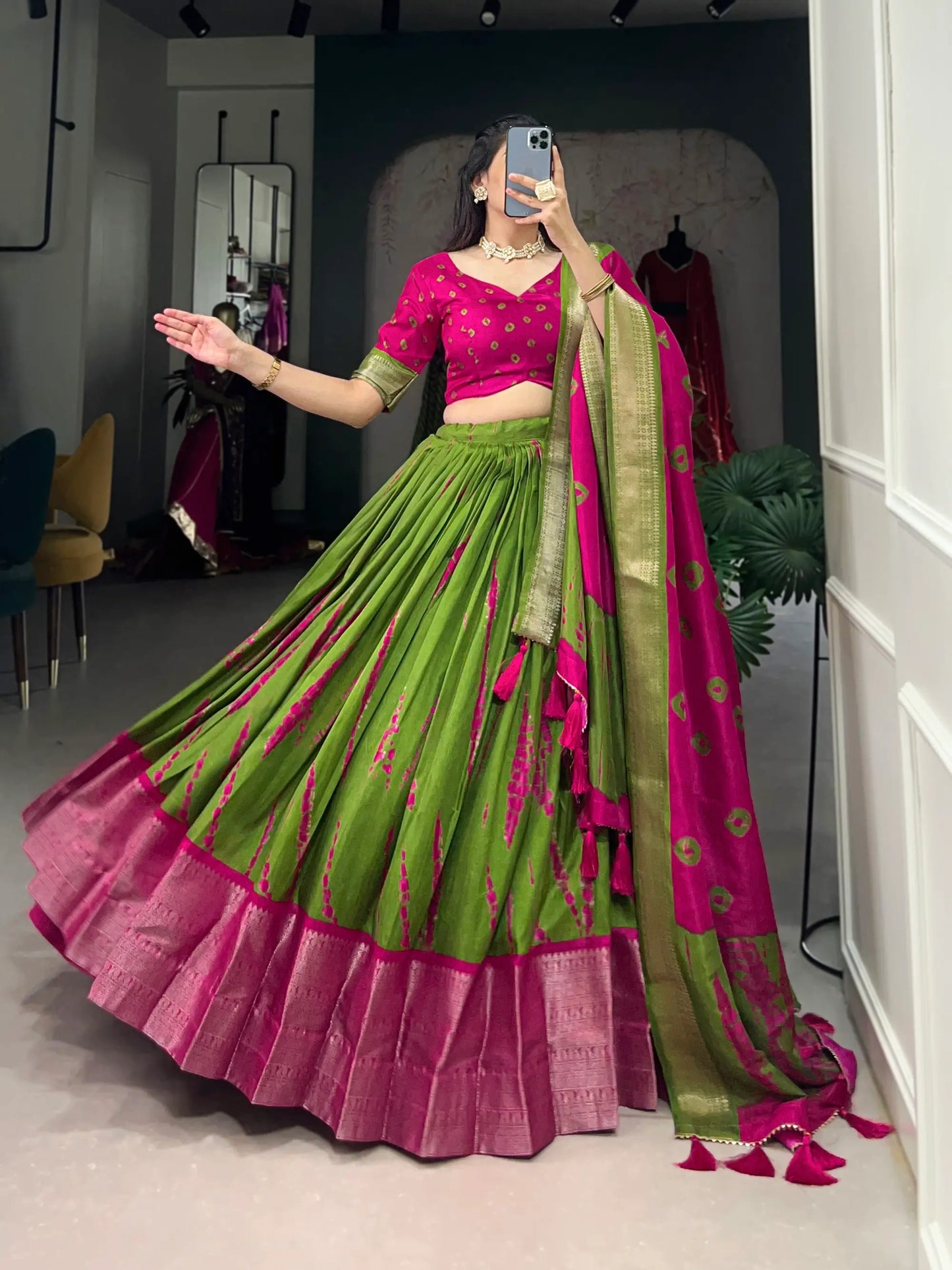 Rosa und grüner Dola-Seiden-Lehenga-Choli mit Shibori-Druck und Zari-Webrand
