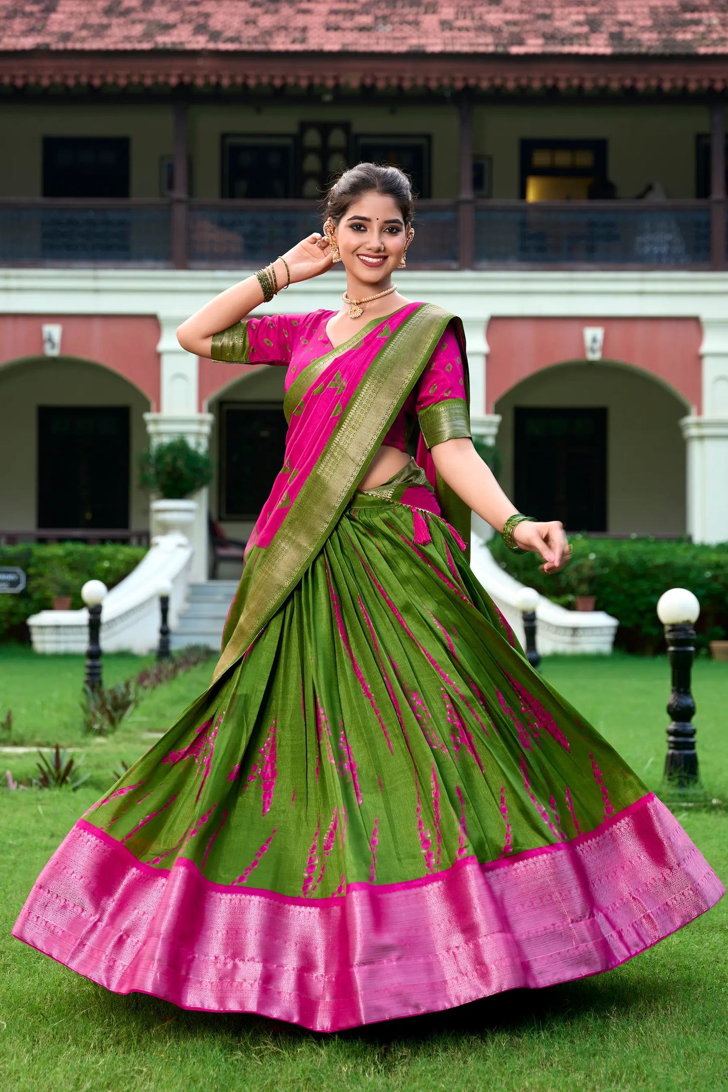 Rosa und grüner Dola-Seiden-Lehenga-Choli mit Shibori-Druck und Zari-Webrand