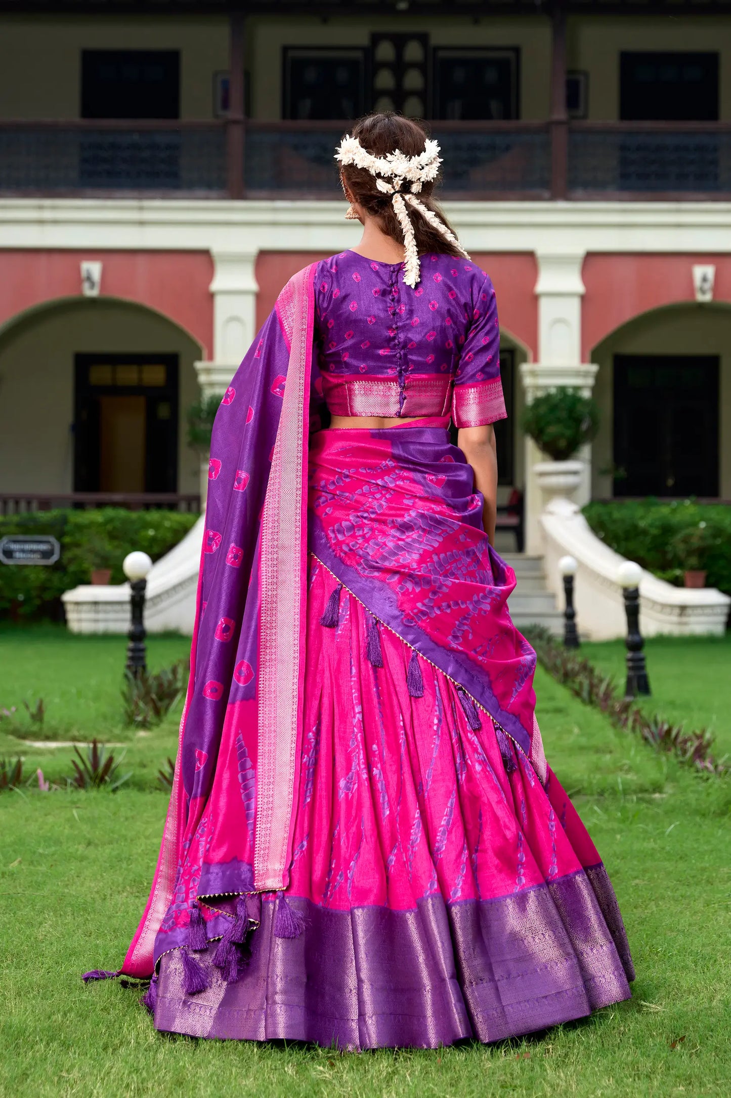 Lila und rosa Dola-Seiden-Lehenga-Choli mit Shibori-Druck und Zari-Webrand