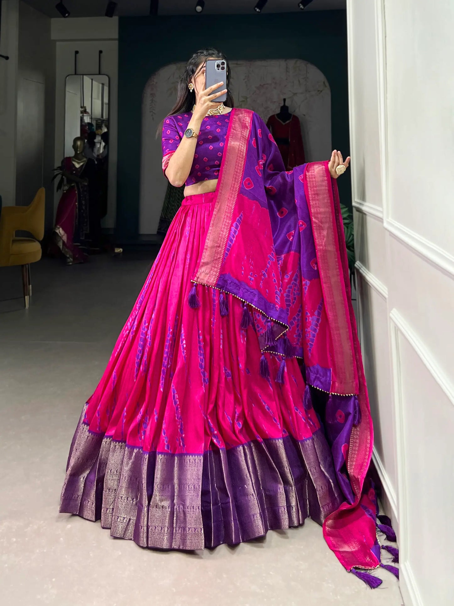 Lila und rosa Dola-Seiden-Lehenga-Choli mit Shibori-Druck und Zari-Webrand