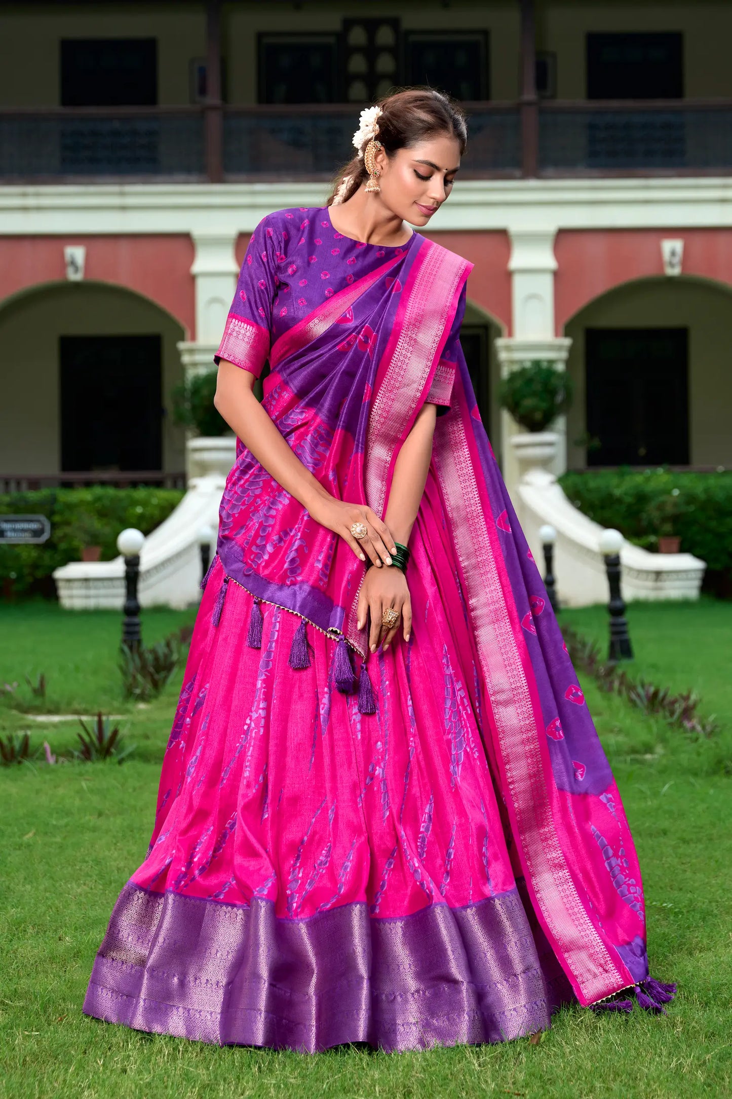 Lila und rosa Dola-Seiden-Lehenga-Choli mit Shibori-Druck und Zari-Webrand
