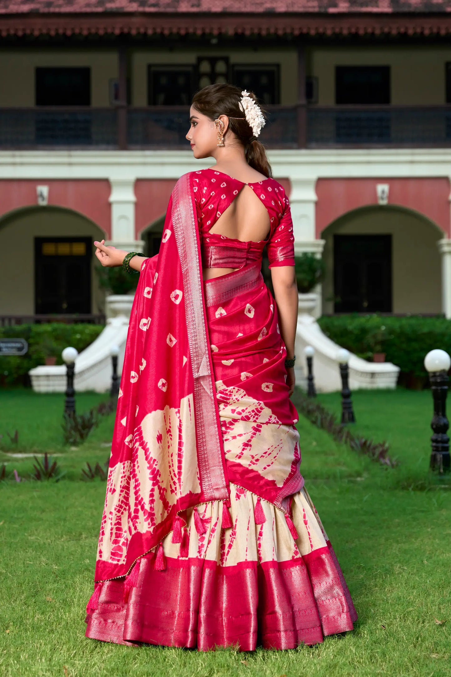 Roter und beigefarbener Dola-Seiden-Lehenga-Choli mit Shibori-Druck und Zari-Webrand