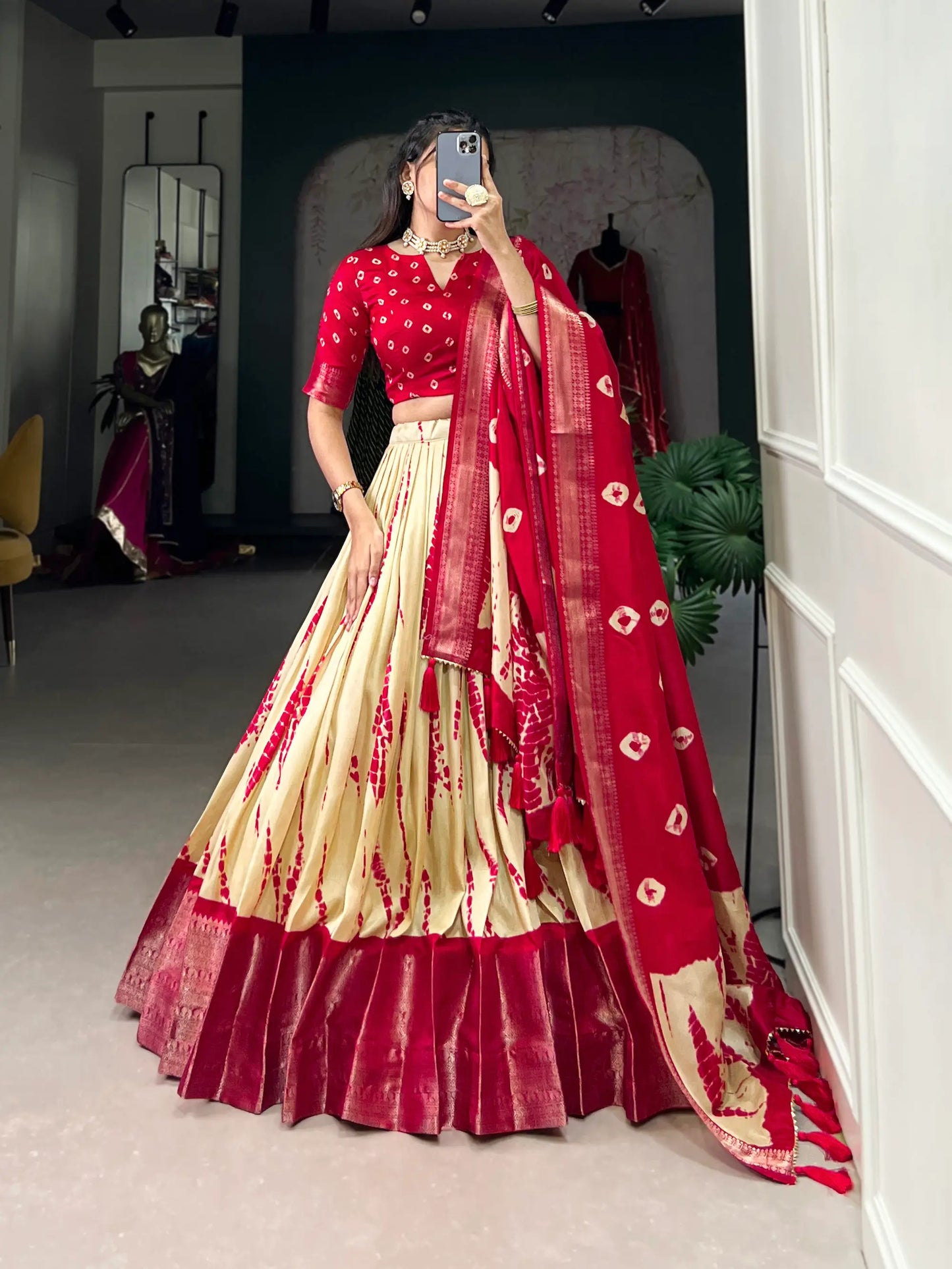 Roter und beigefarbener Dola-Seiden-Lehenga-Choli mit Shibori-Druck und Zari-Webrand