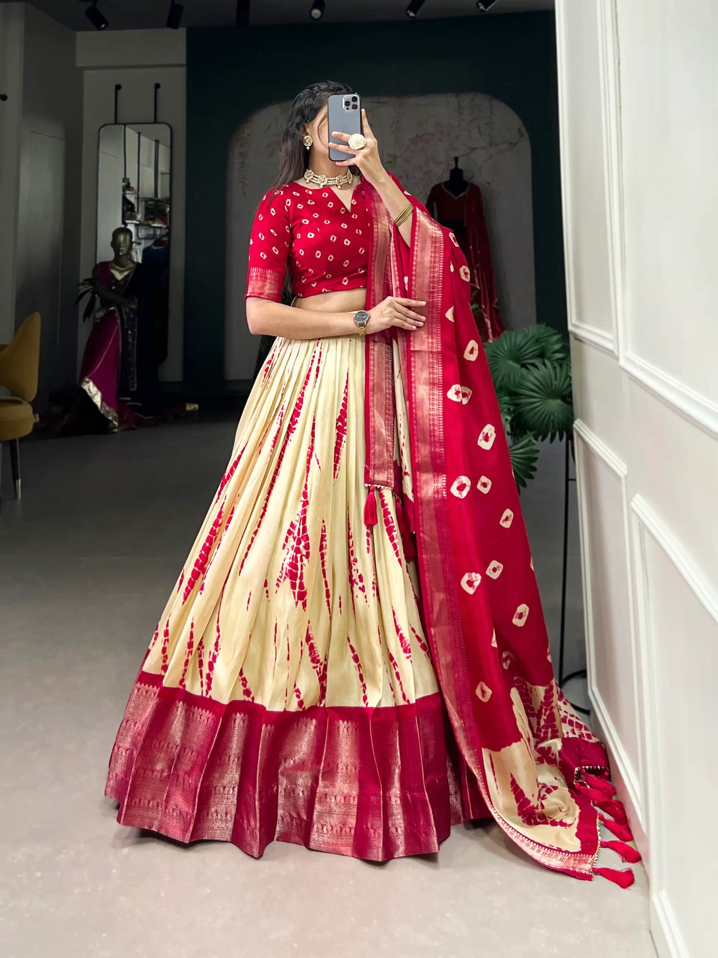 Roter und beigefarbener Dola-Seiden-Lehenga-Choli mit Shibori-Druck und Zari-Webrand