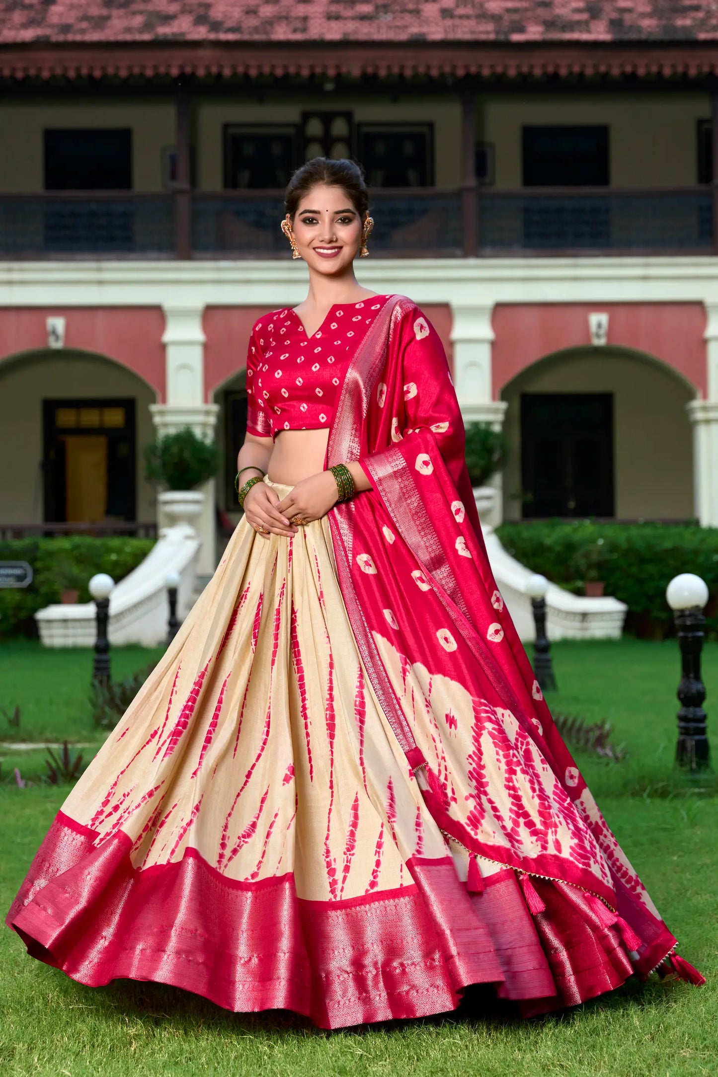 Roter und beigefarbener Dola-Seiden-Lehenga-Choli mit Shibori-Druck und Zari-Webrand