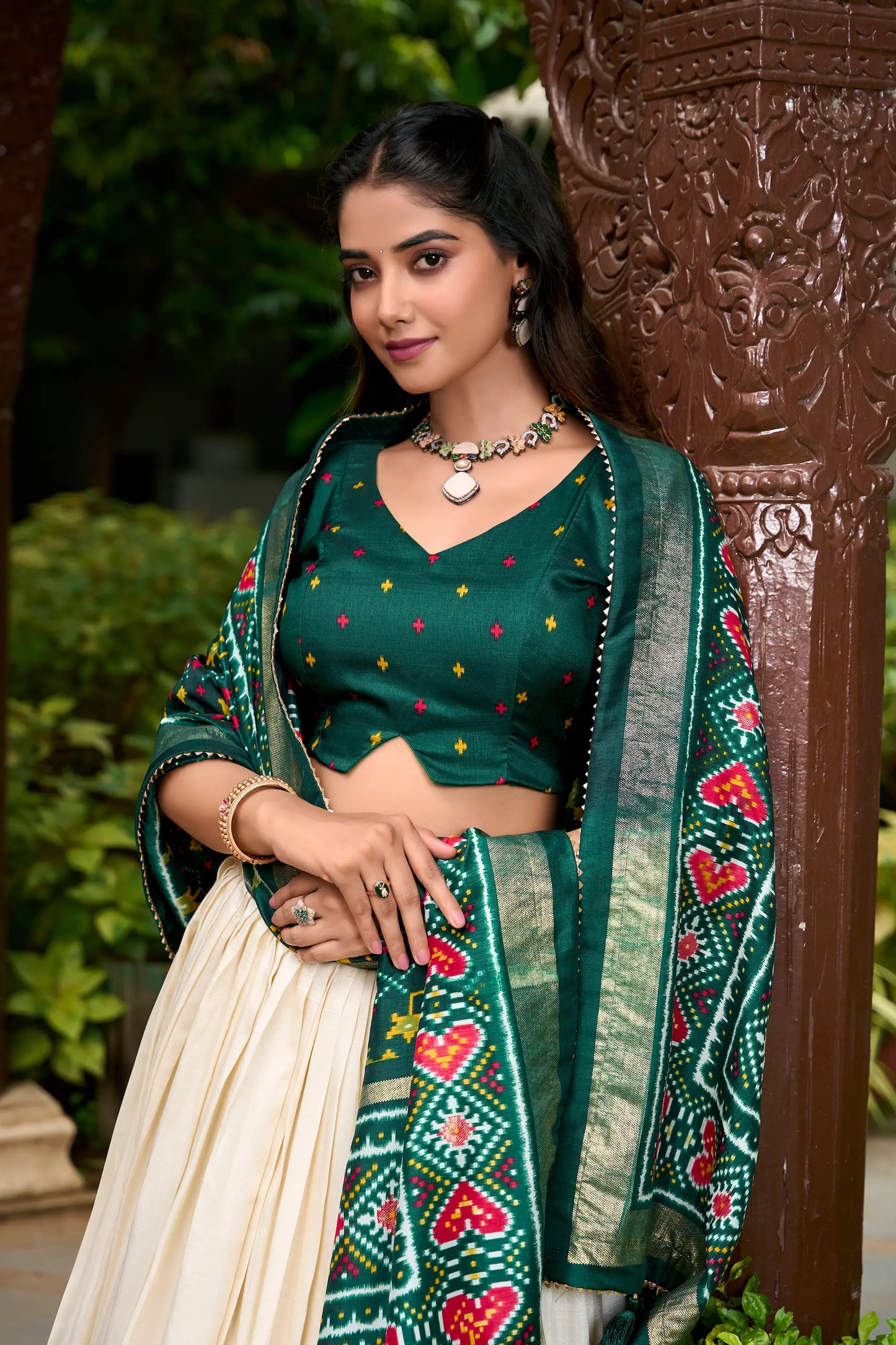 Lehenga choli vert foncé et blanc en soie Tussar avec imprimé Patola
