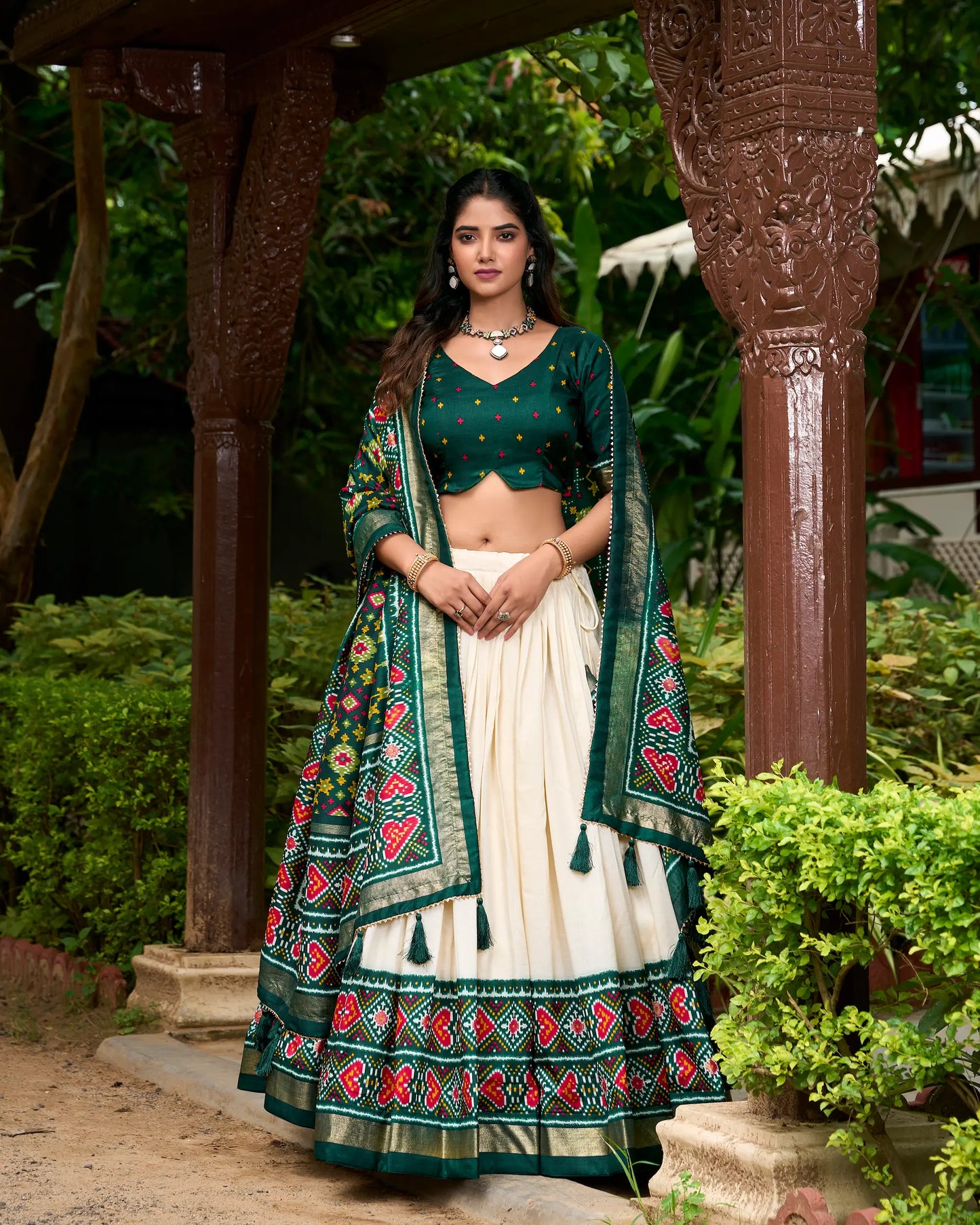 Lehenga choli vert foncé et blanc en soie Tussar avec imprimé Patola
