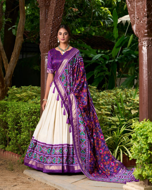 Lehenga Choli violet et blanc soie Tussar imprimé Patola