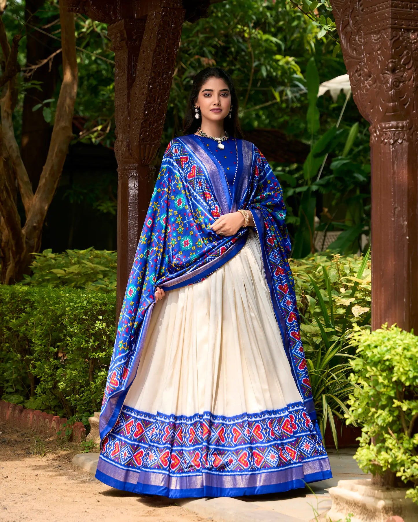 Lehenga choli bleu royal et blanc en soie Tussar avec imprimé Patola