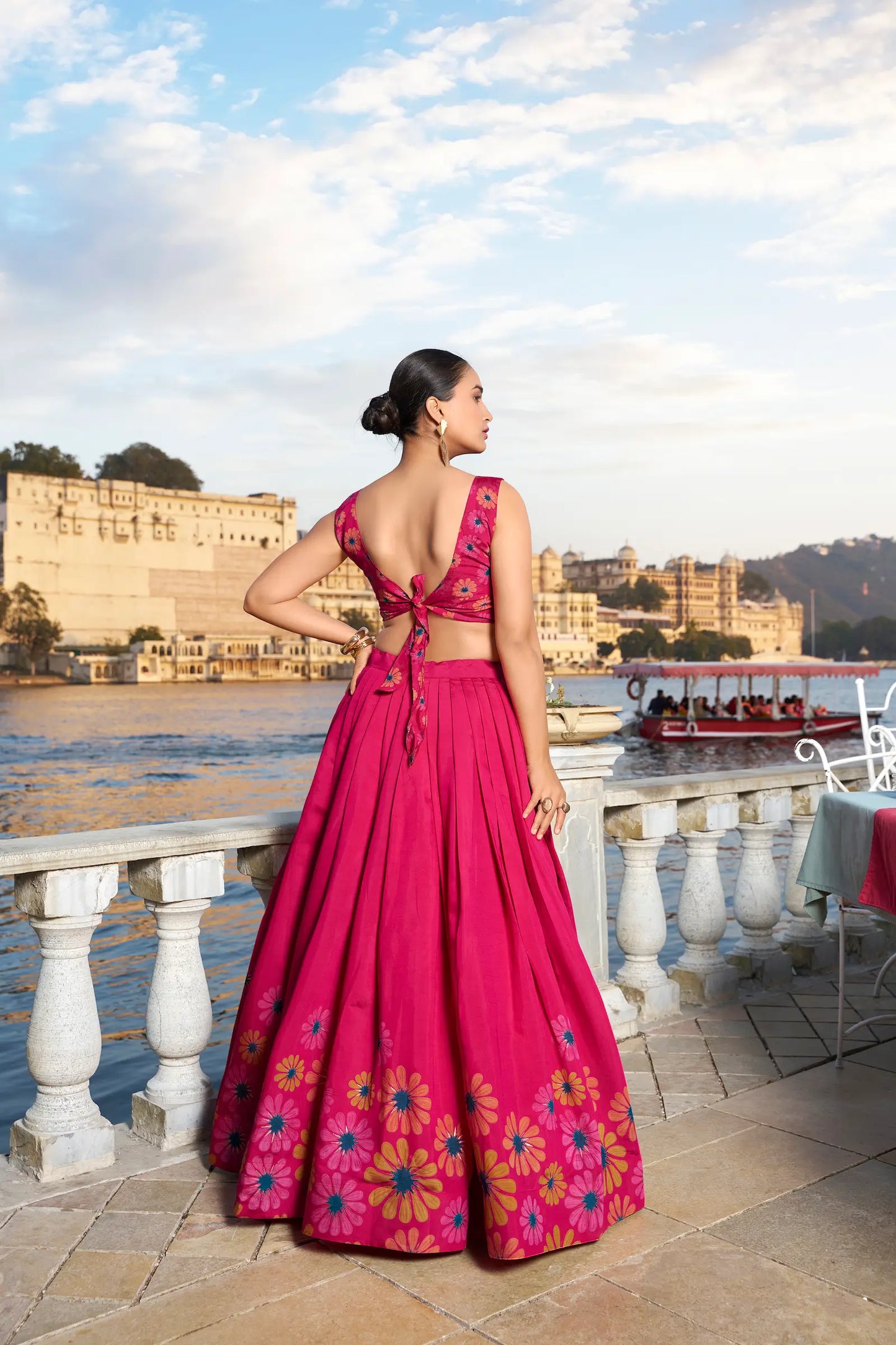 Lehenga Choli en soie Tussar Rose Fuchsia avec imprimé floral COLLECTION NAV