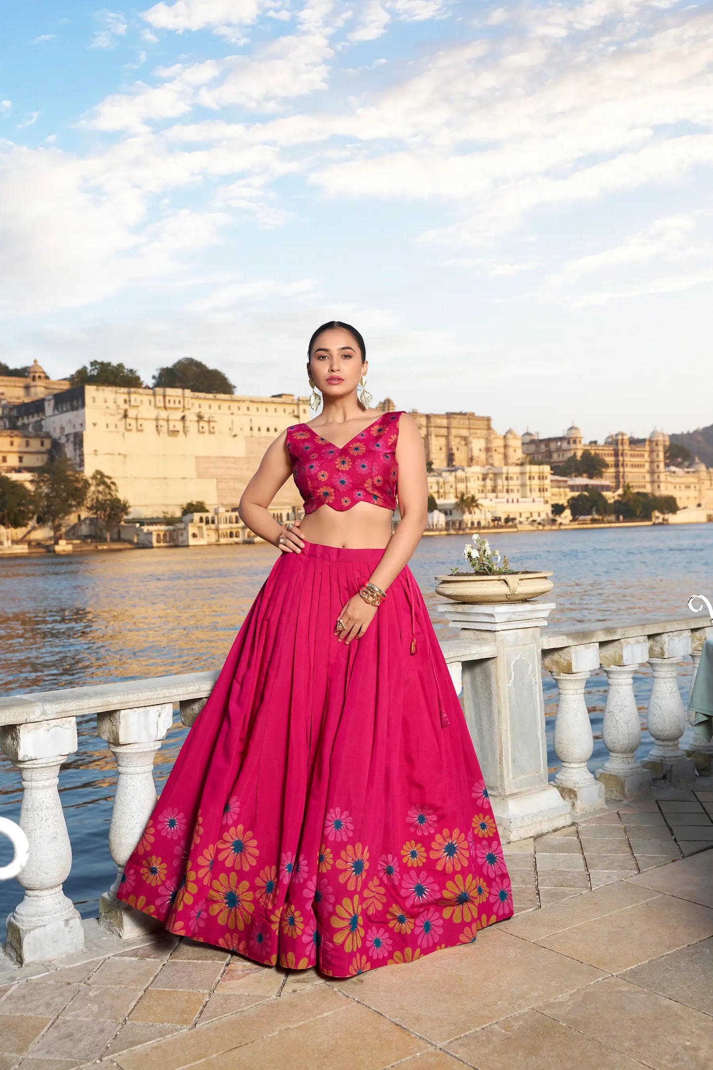 Lehenga Choli en soie Tussar Rose Fuchsia avec imprimé floral COLLECTION NAV
