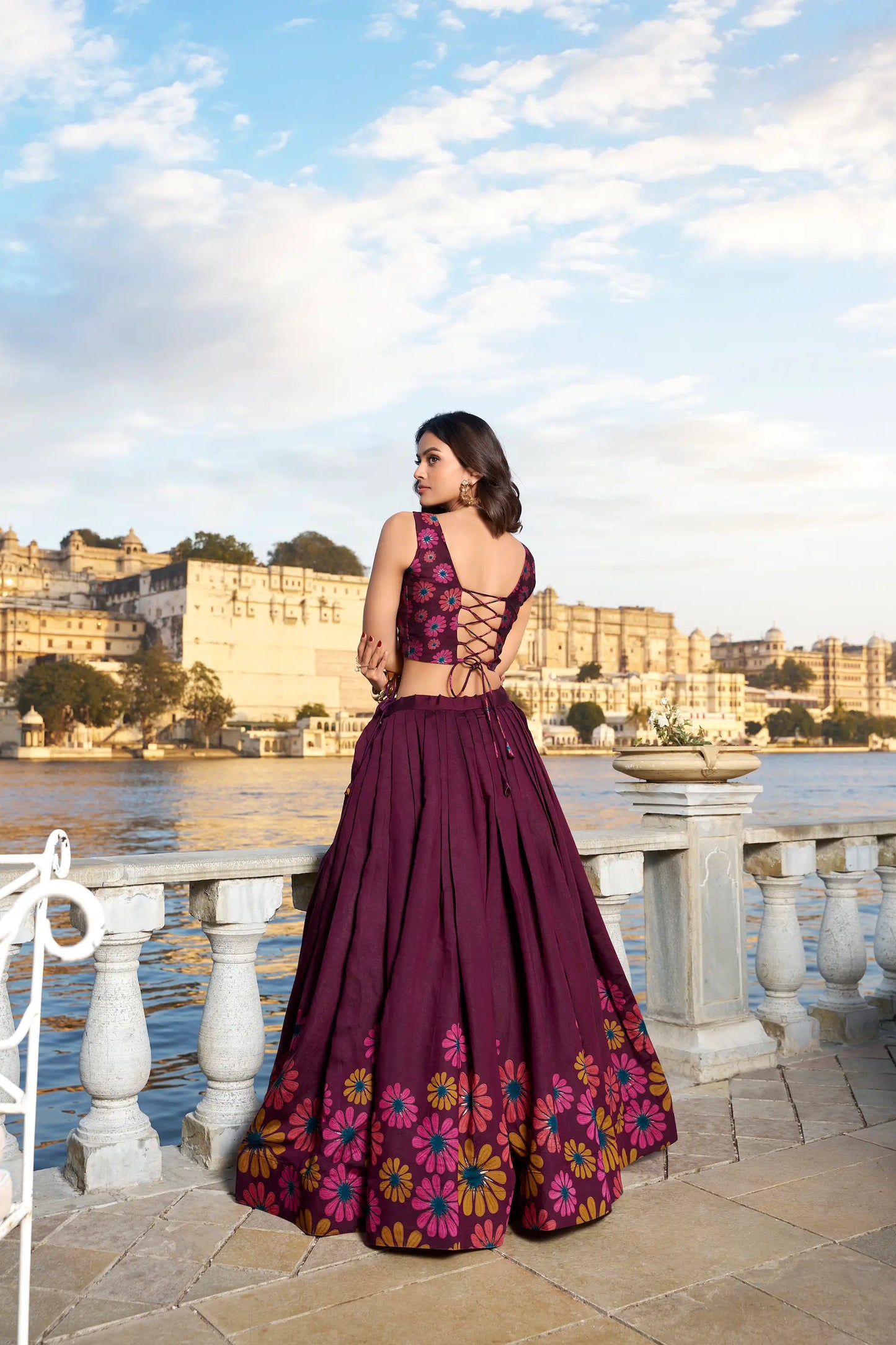 Lehenga Choli en soie Tussar violet foncé avec imprimé floral COLLECTION NAV