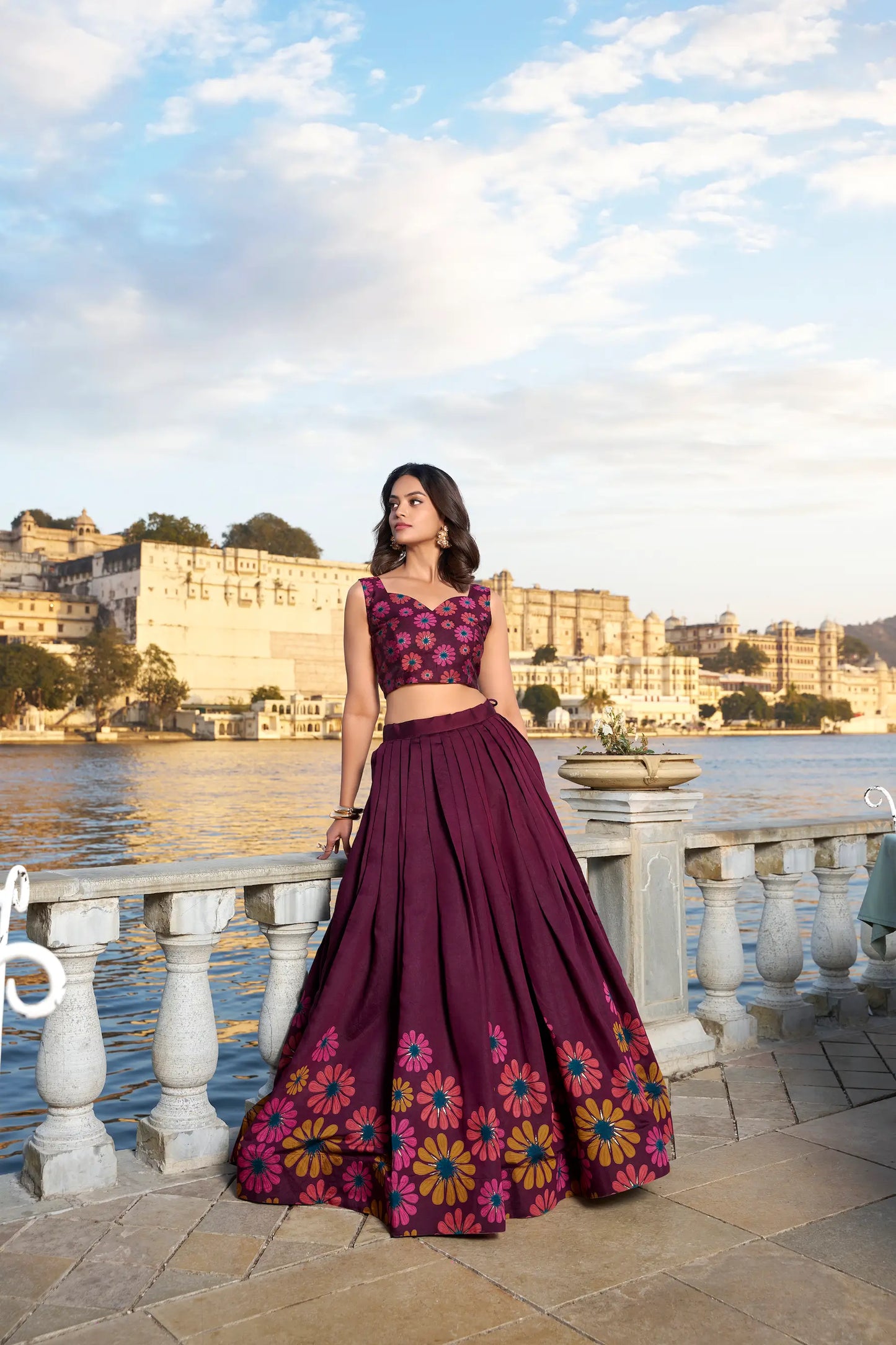 Lehenga Choli en soie Tussar violet foncé avec imprimé floral COLLECTION NAV
