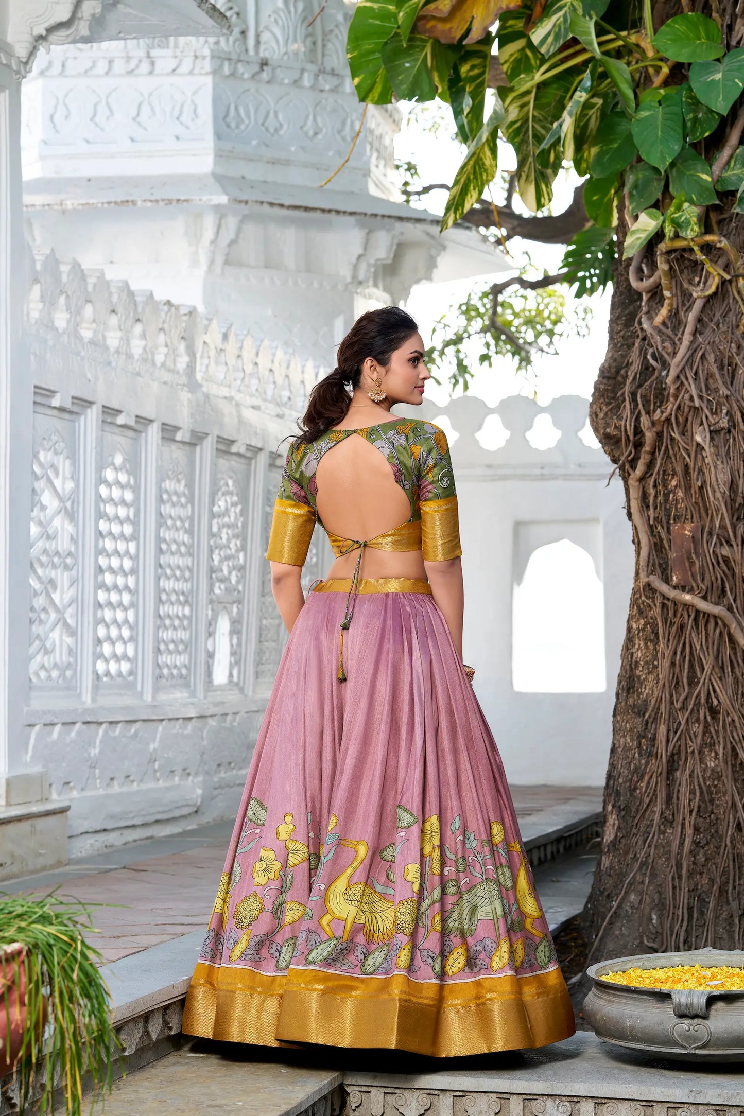 Hellrosa Dola-Seiden-Lehenga-Choli mit Kalamkari-Print