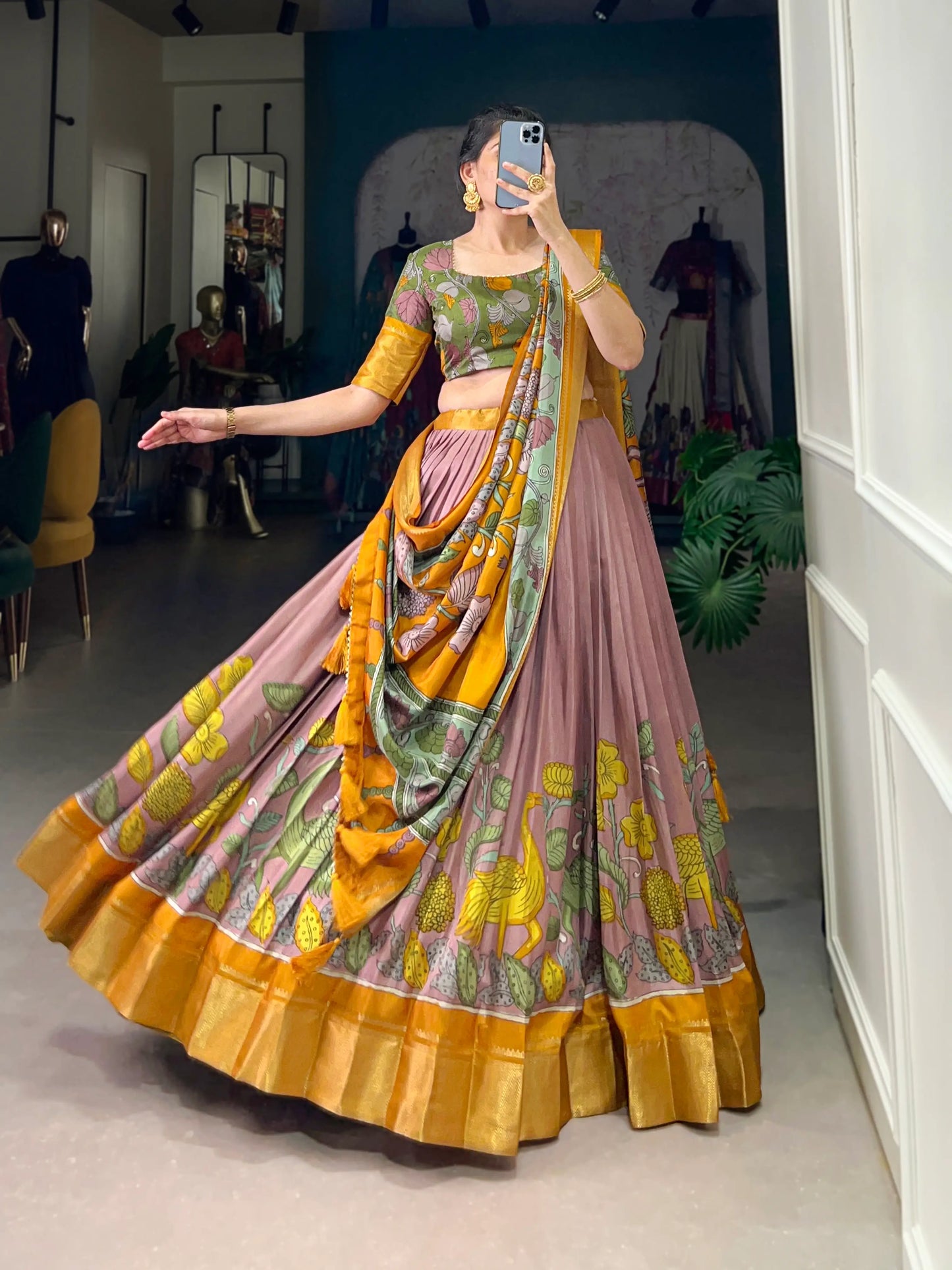 Hellrosa Dola-Seiden-Lehenga-Choli mit Kalamkari-Print