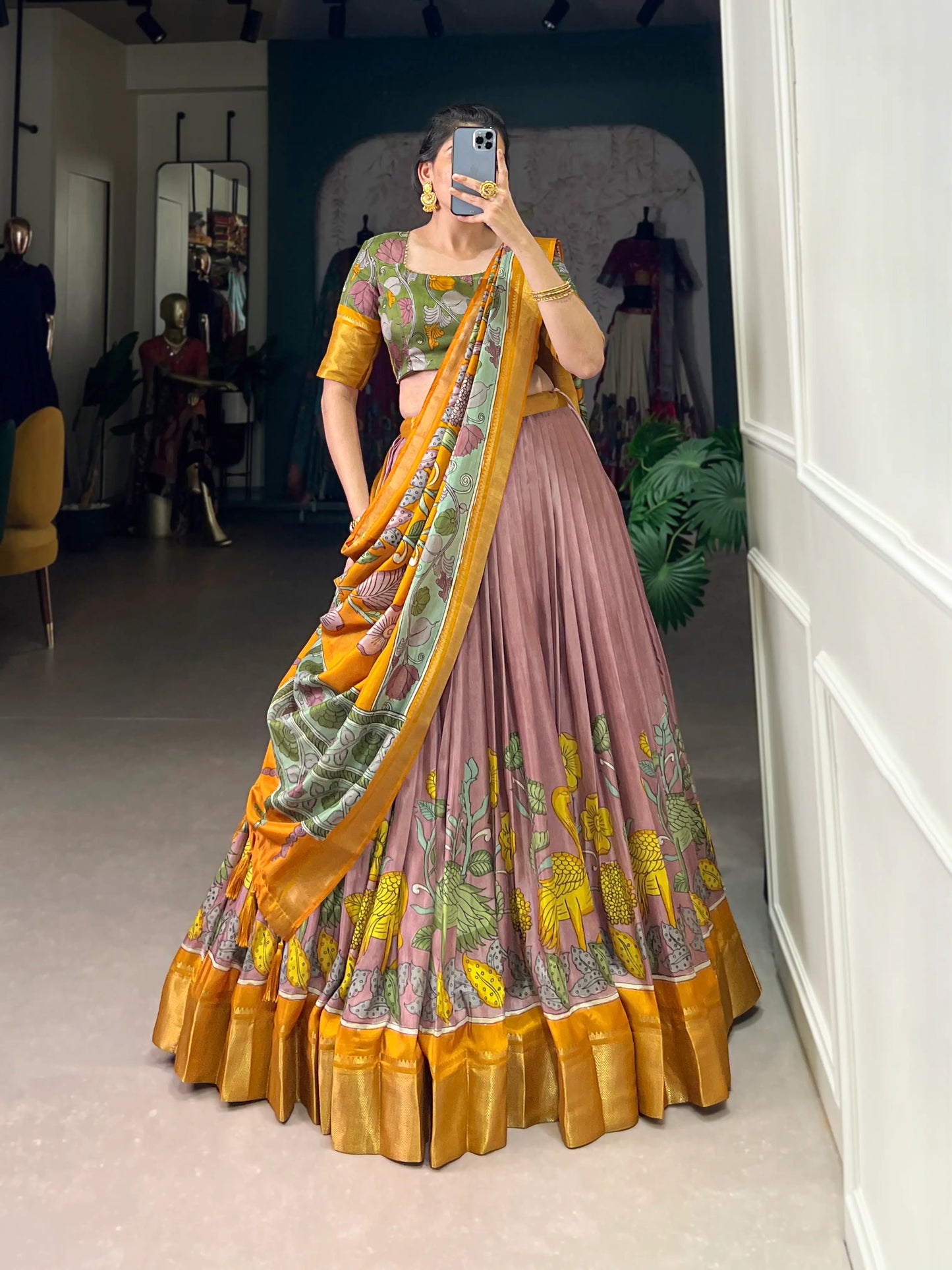 Hellrosa Dola-Seiden-Lehenga-Choli mit Kalamkari-Print