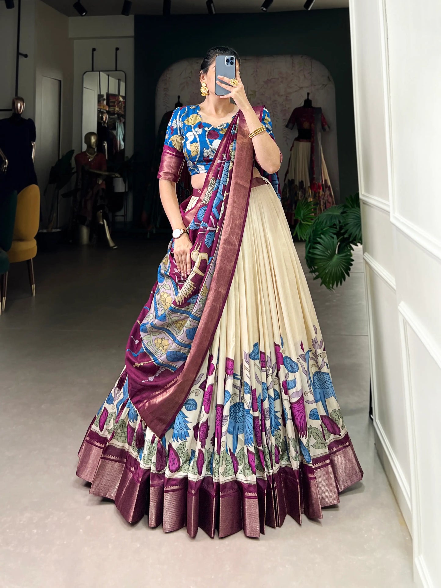 Cremefarbenes Dola-Seiden-Lehenga-Choli mit Kalamkari-Druck